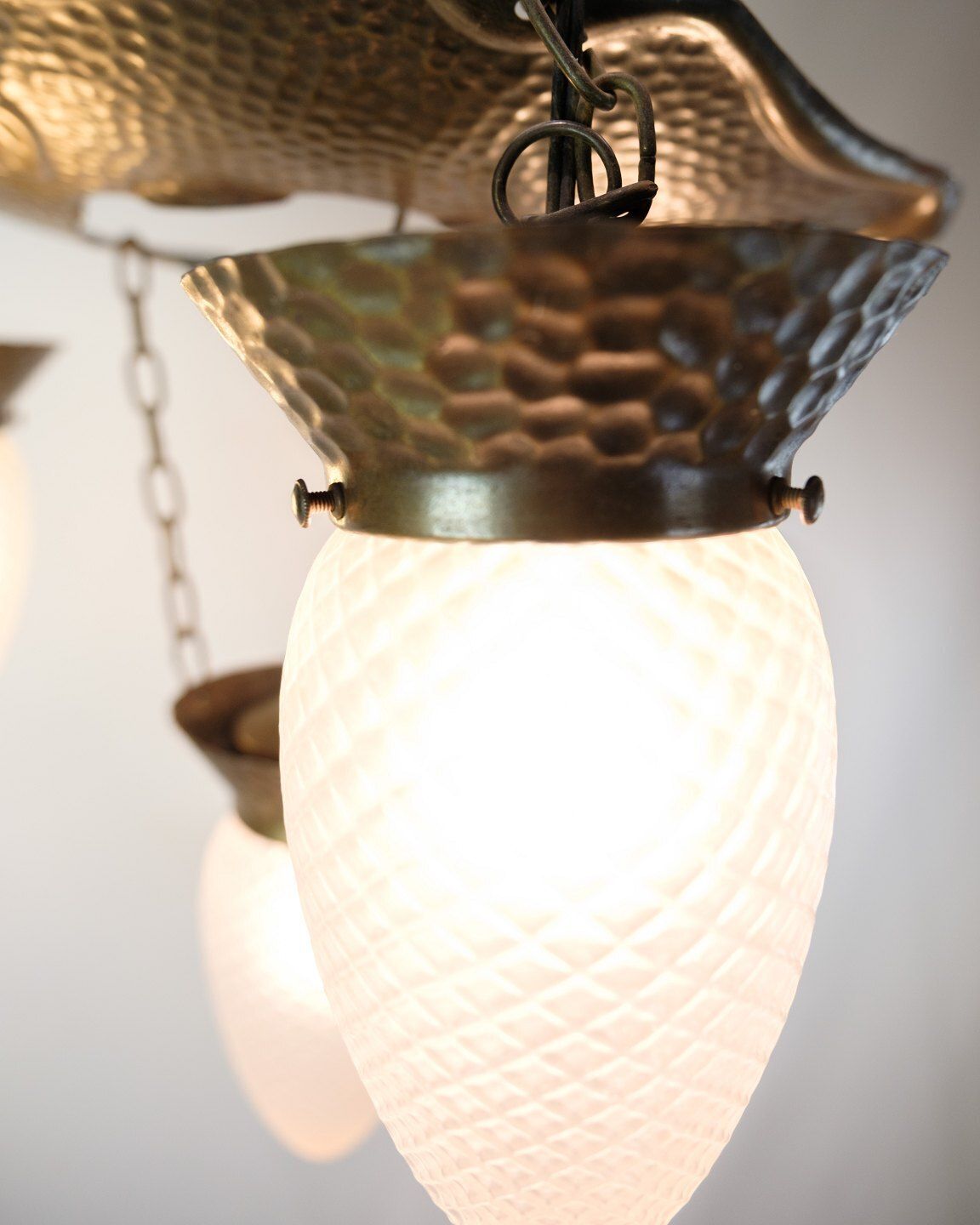 Chandelier – 4 Arms – Patinated Hammered Brass & Teardrop Glass – Jugendstil – 1920s photo Lighting