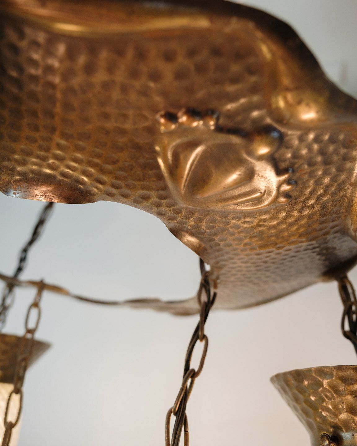 Chandelier – 4 Arms – Patinated Hammered Brass & Teardrop Glass – Jugendstil – 1920s photo 500.0
