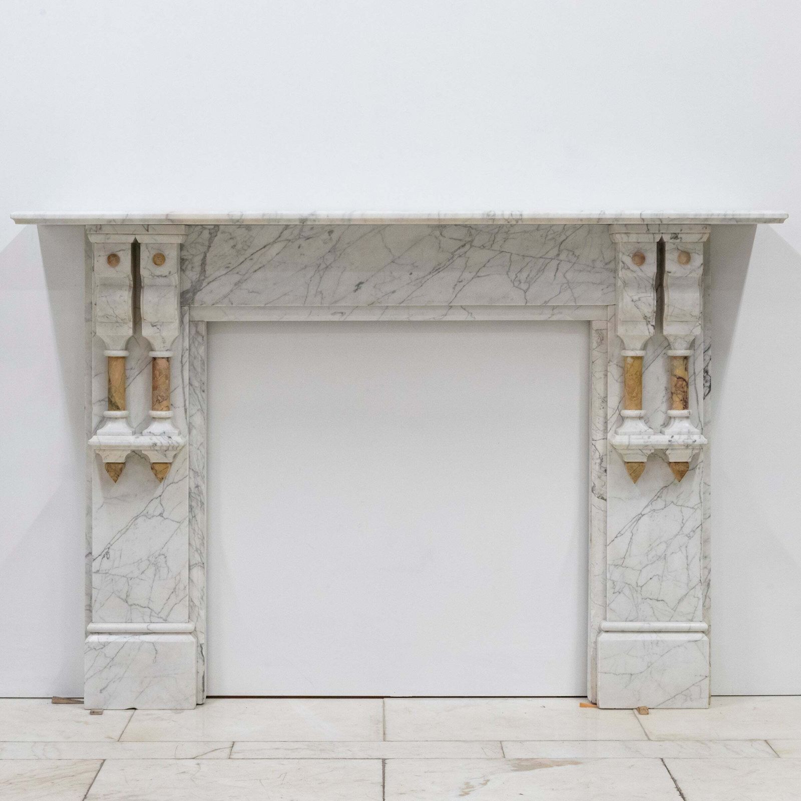 photo vintage Antique Fireplace Surround With Sienna Marble Columns