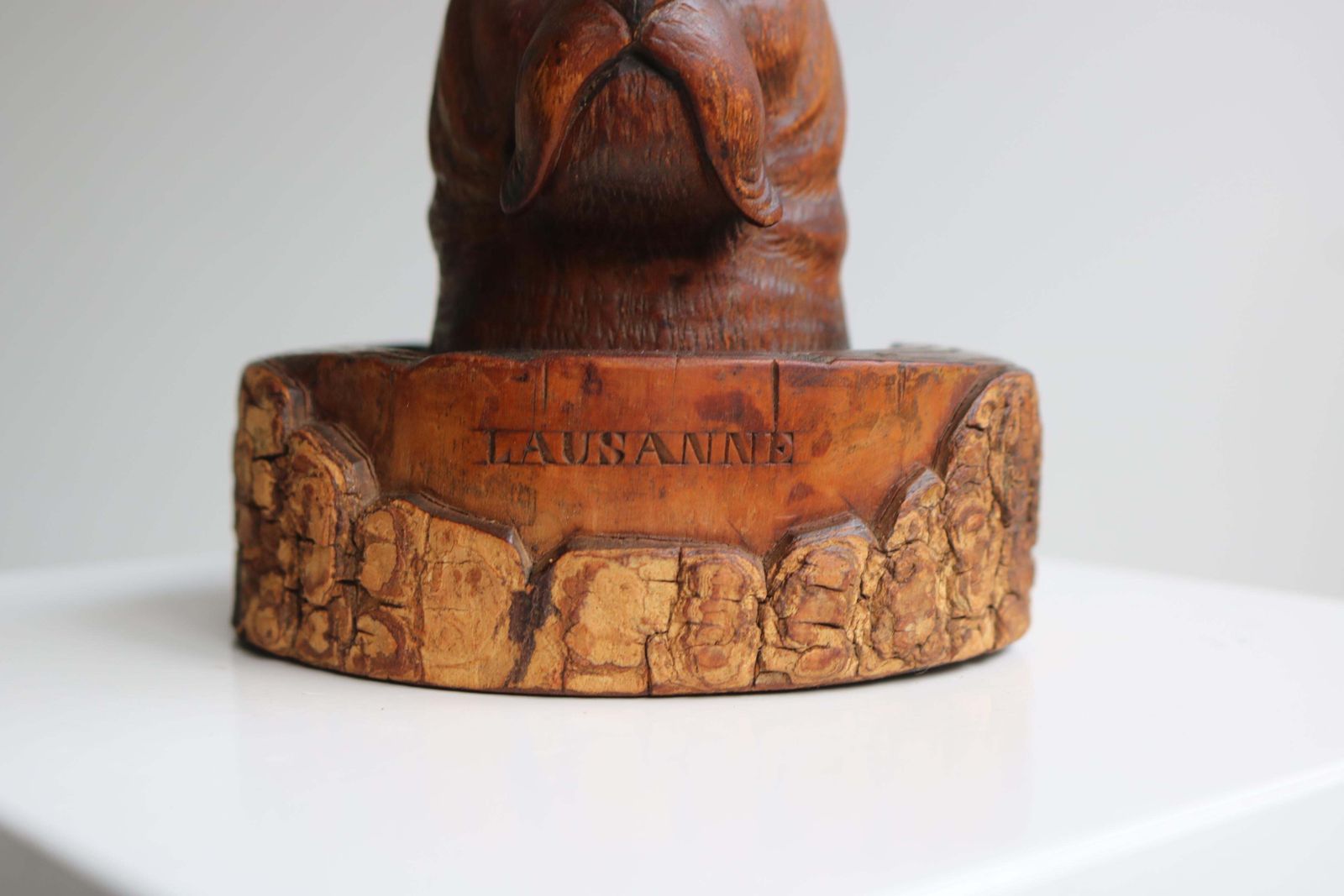 Zeldzame 19e Eeuwse Zwitserse Zwarte Woud 'Hond' Inktpot – Handgesneden Bureaudecoratie photo Woonaccessoires