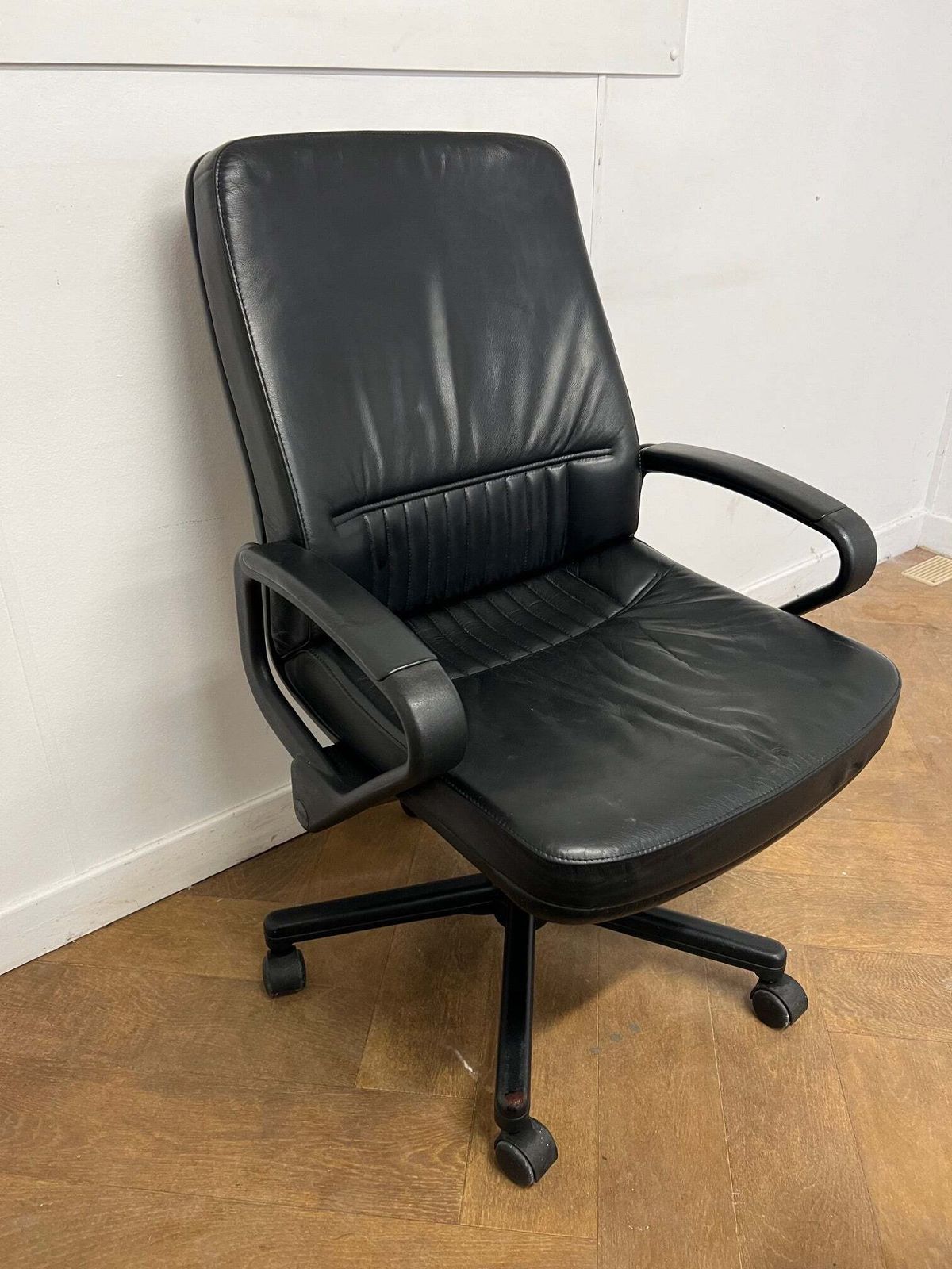 A Set Of 4 Interstuhl Black Leather Swivel Meeting Chairs (1980's/1990's) photo furniture