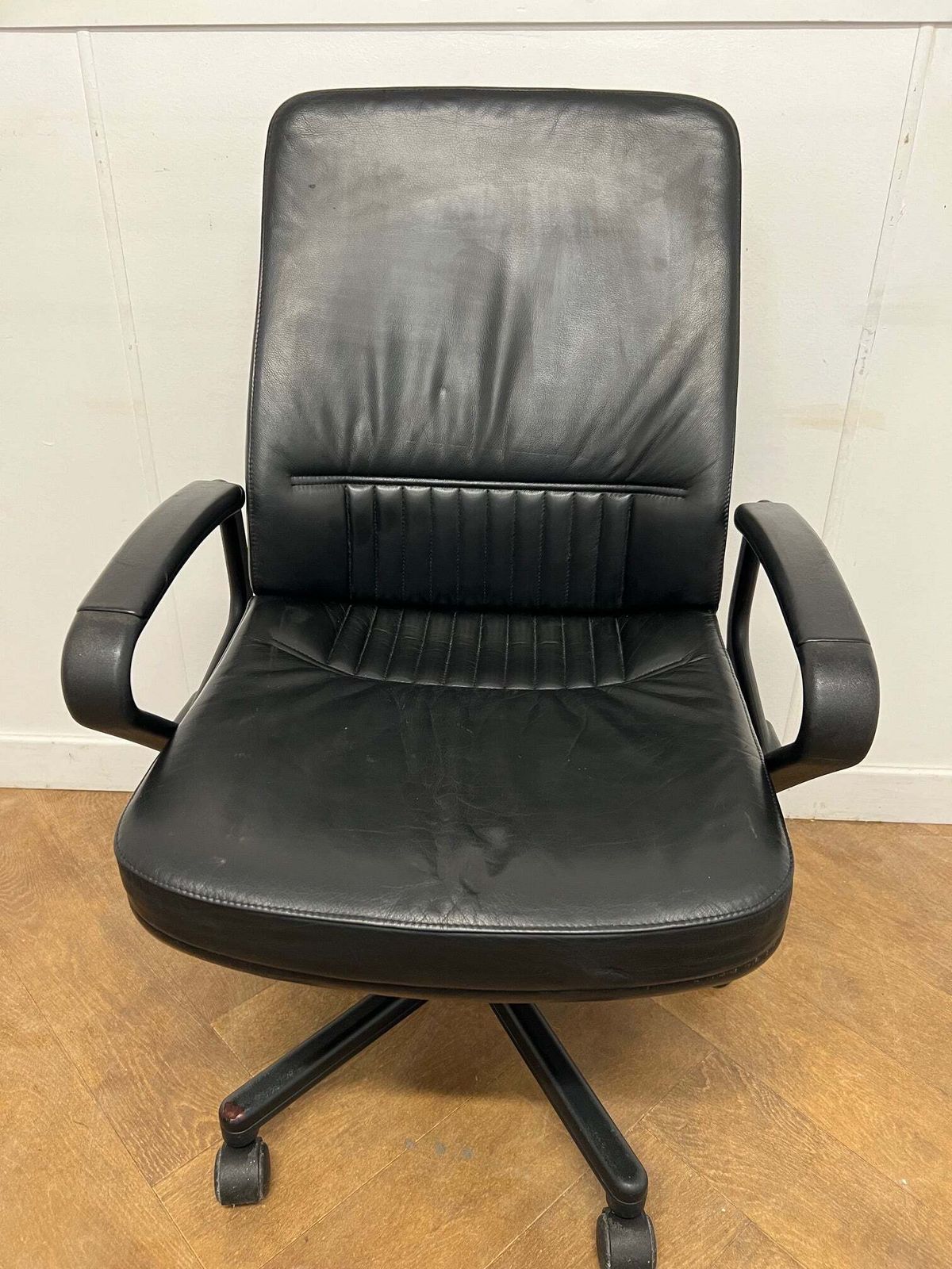 A Set Of 4 Interstuhl Black Leather Swivel Meeting Chairs (1980's/1990's) photo Furniture