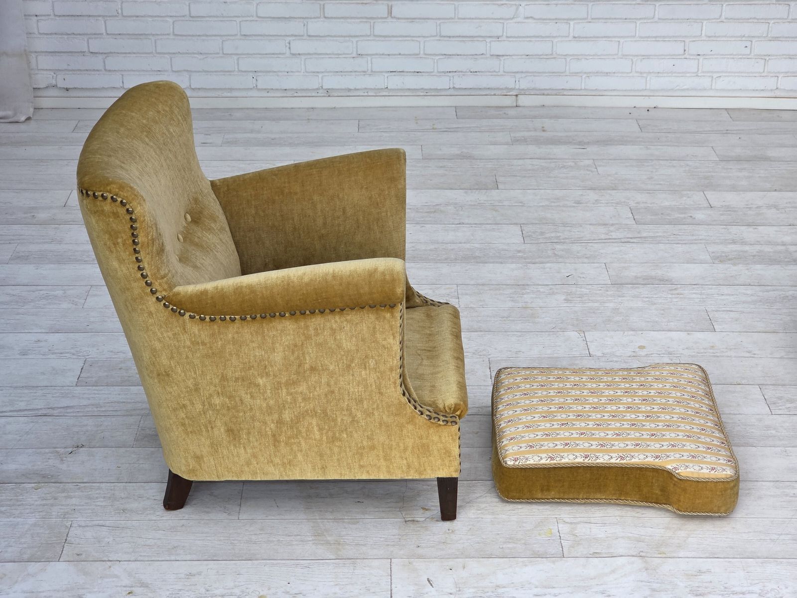 photo vintage Ca. Jaren 1960, Deense Fauteuil, Honinggeel Meubelvelours, Goede Staat.