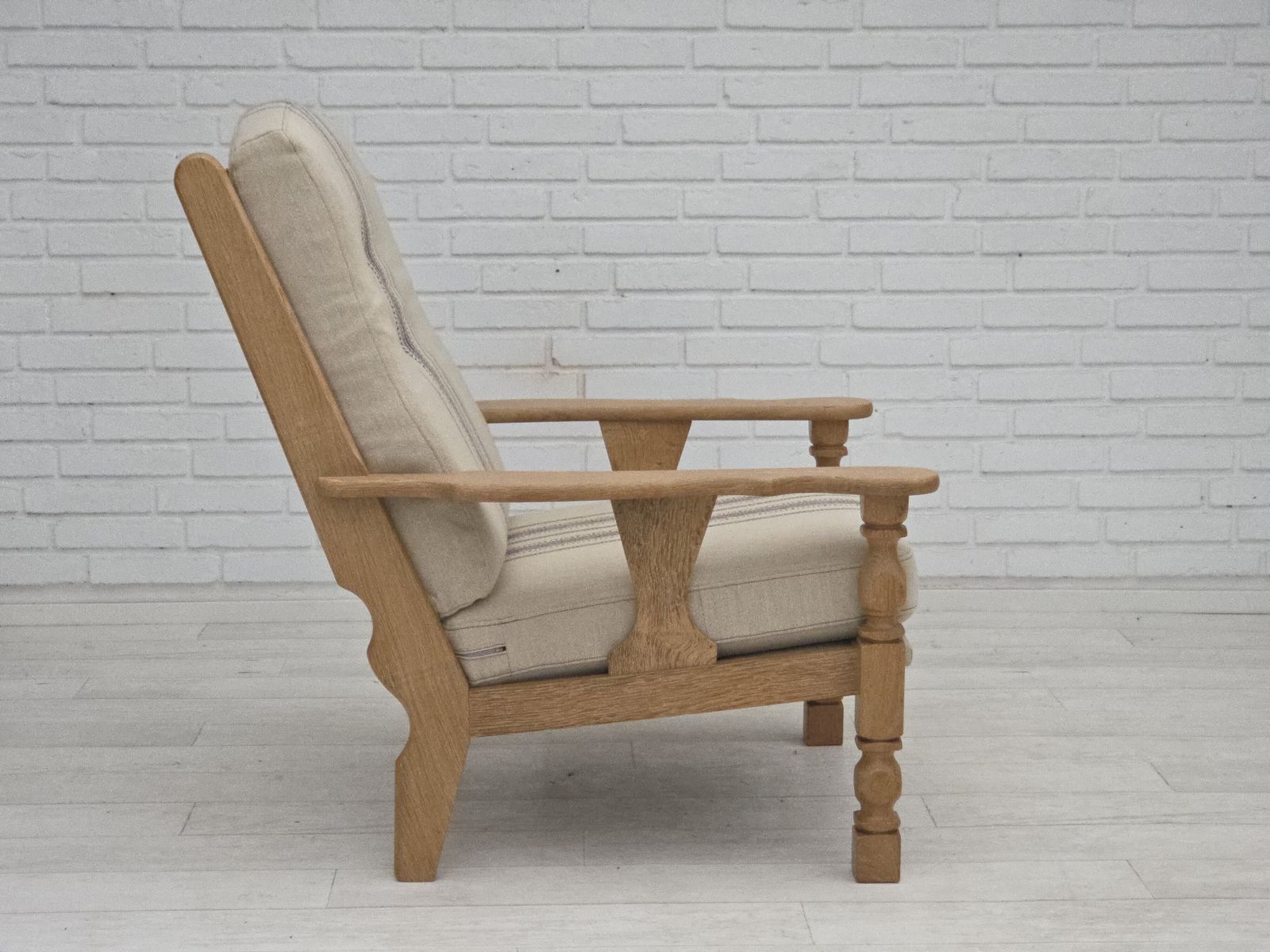 photo vintage 1970s, Danish Armchair, Furniture Wool, Solid Oak Wood.