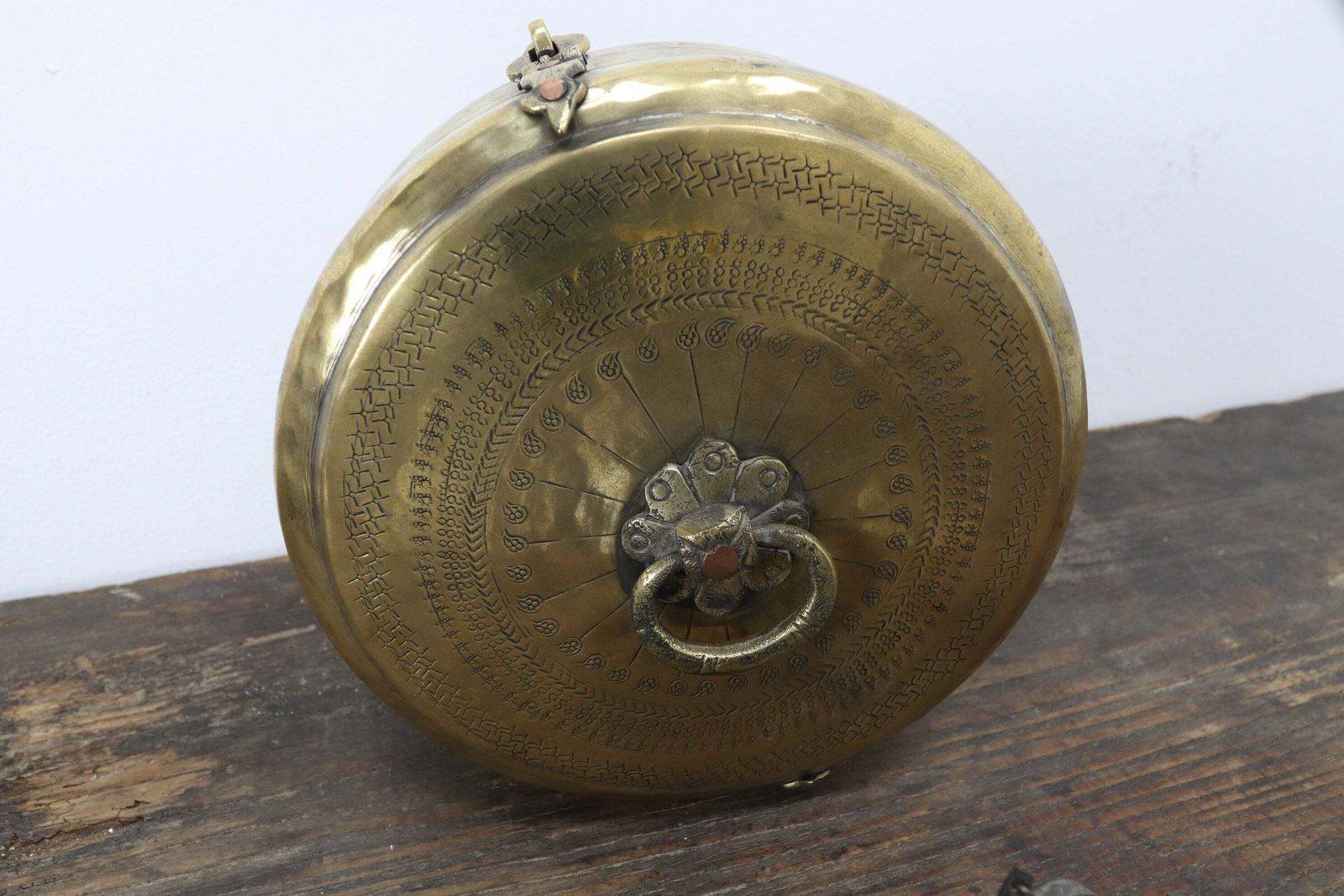 photo vintage Early 20th Century Hand Carved Indian Brass Chapati Box