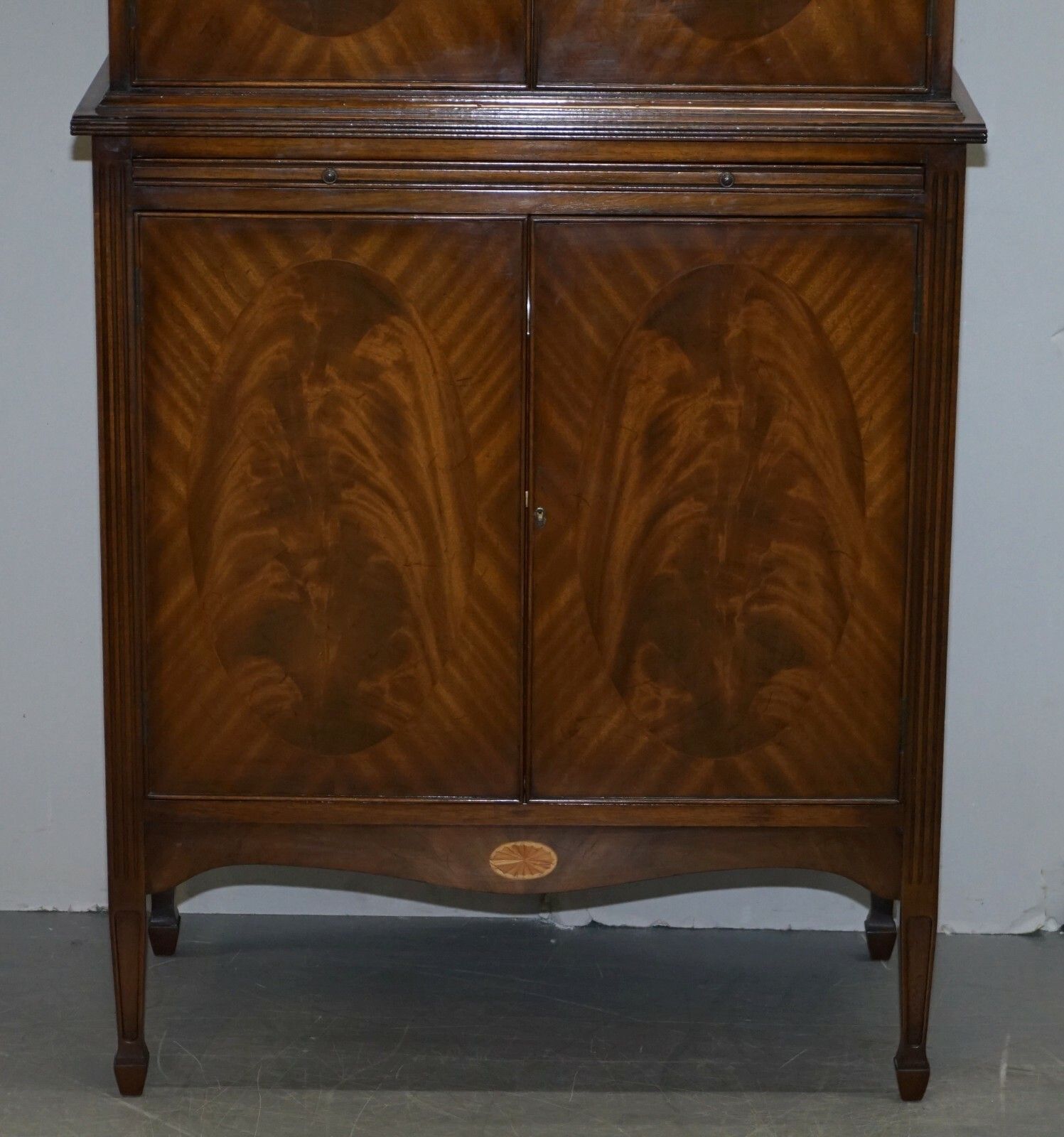 Beautiful Very Fine Sheratin Revival Flamed Mahogany & Satinwood Drinks Cabinet photo for sale