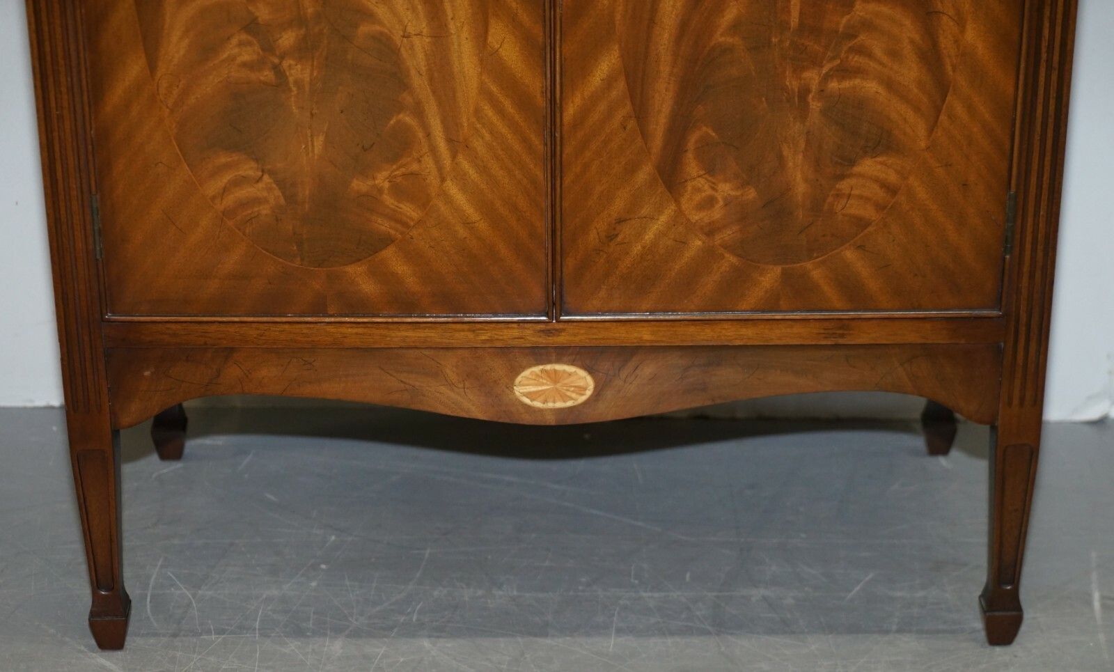 Beautiful Very Fine Sheratin Revival Flamed Mahogany & Satinwood Drinks Cabinet photo 2750.0