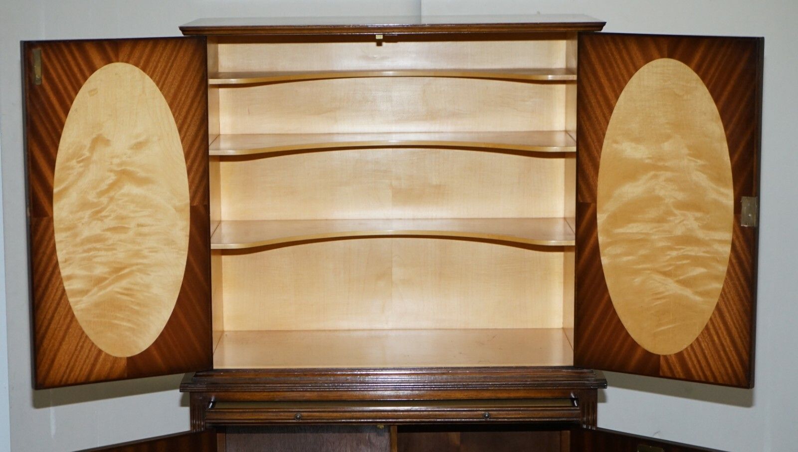 2750.0 Beautiful Very Fine Sheratin Revival Flamed Mahogany & Satinwood Drinks Cabinet photo