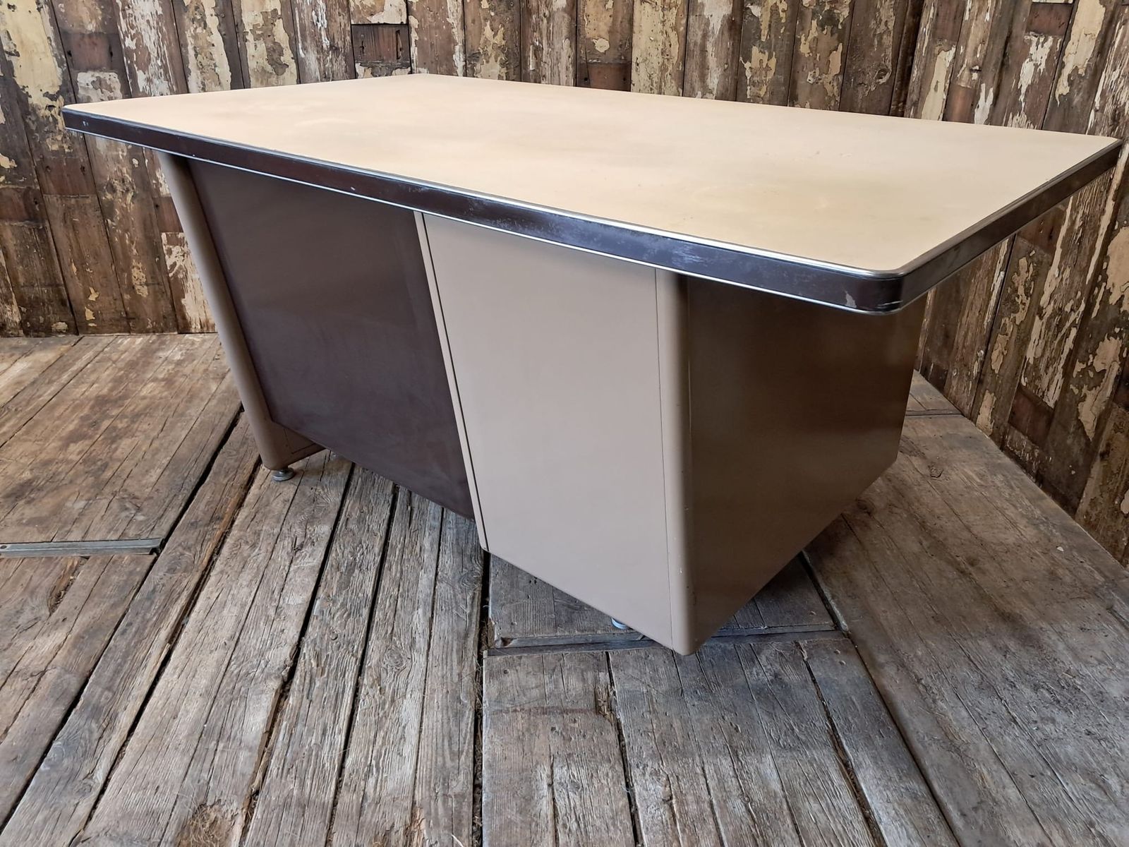 photo vinterior Industrial Tanker Desk