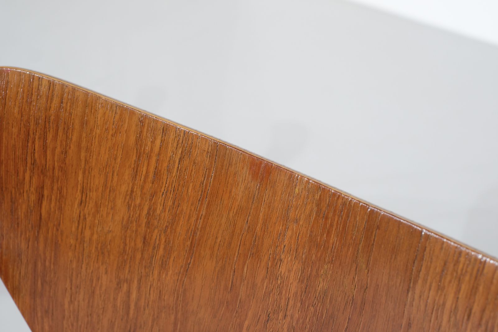 photo vinterior Chair Model " 3207 "In Wood By Arne Jacobsen For Fritz Hansen, Denmark 1955.