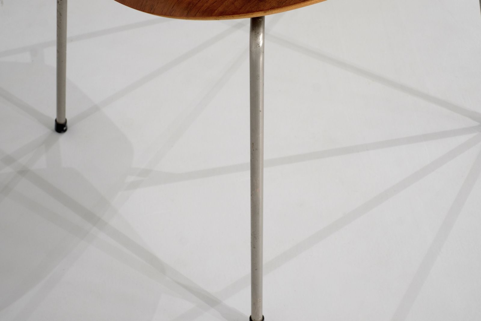photo vintage Chair Model " 3207 "In Wood By Arne Jacobsen For Fritz Hansen, Denmark 1955.