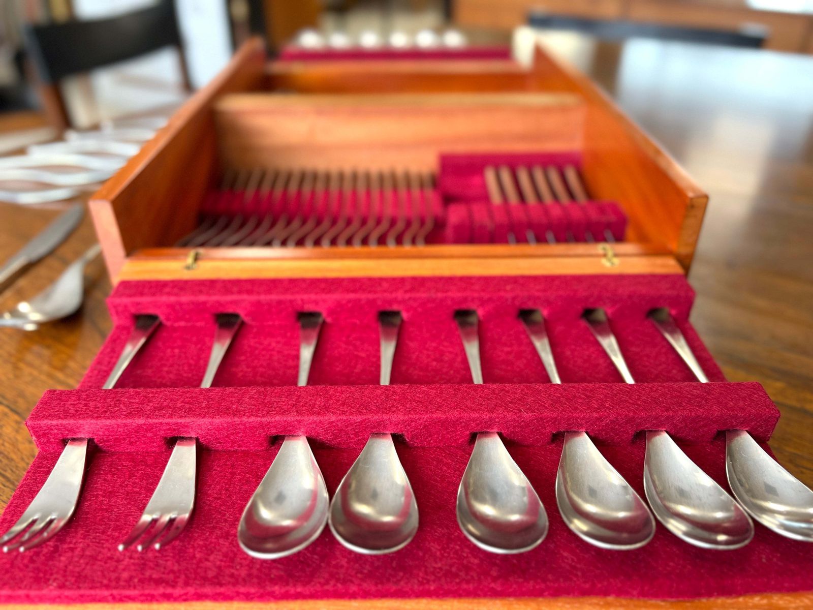Robert Welch For Old Hall, 73 Piece Alveston Canteen In Rosewood Box photo 1095.0