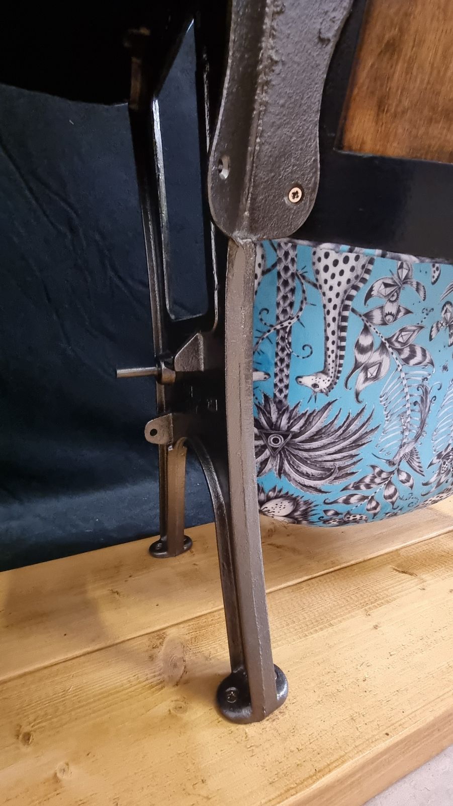 photo furniture Vintage Cinema Seats With Table