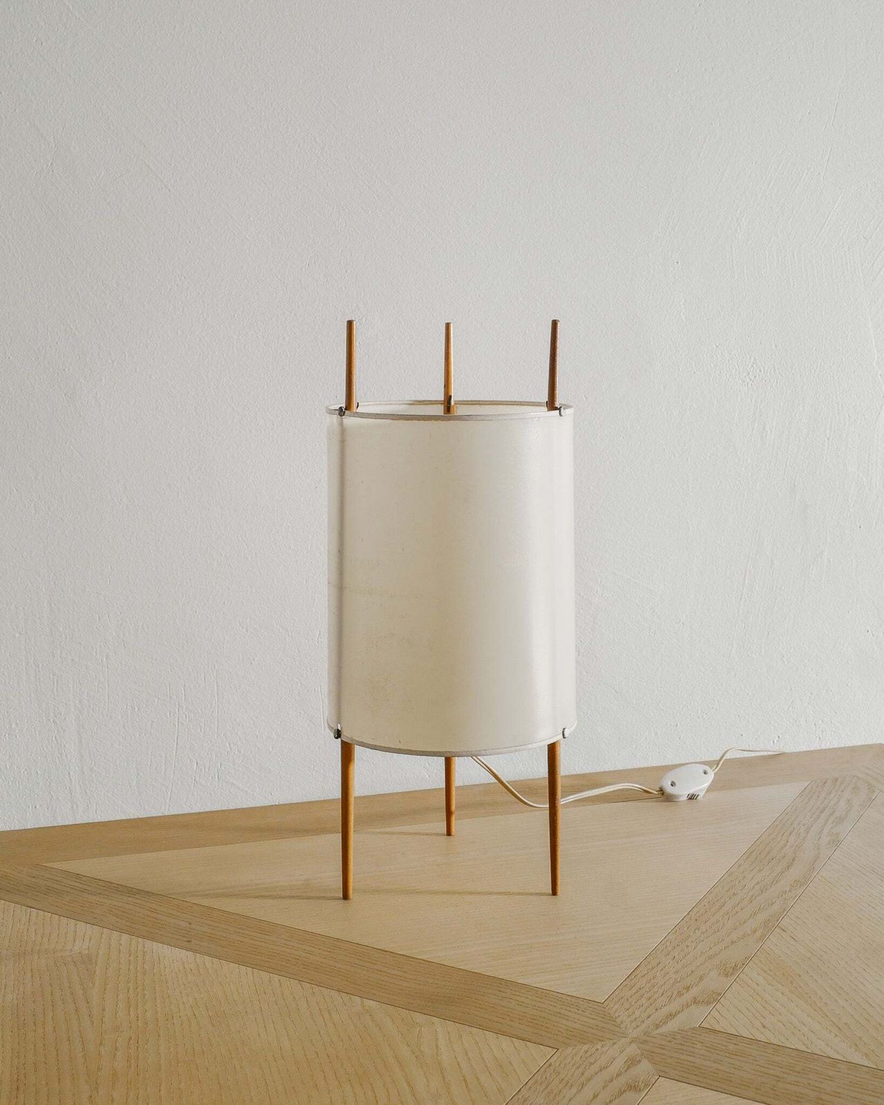 Vintage Mid Century "No 9" Table Lamp In Wood & Paper By Isamu Noguchi For Knoll USA, 1940s photo Lighting