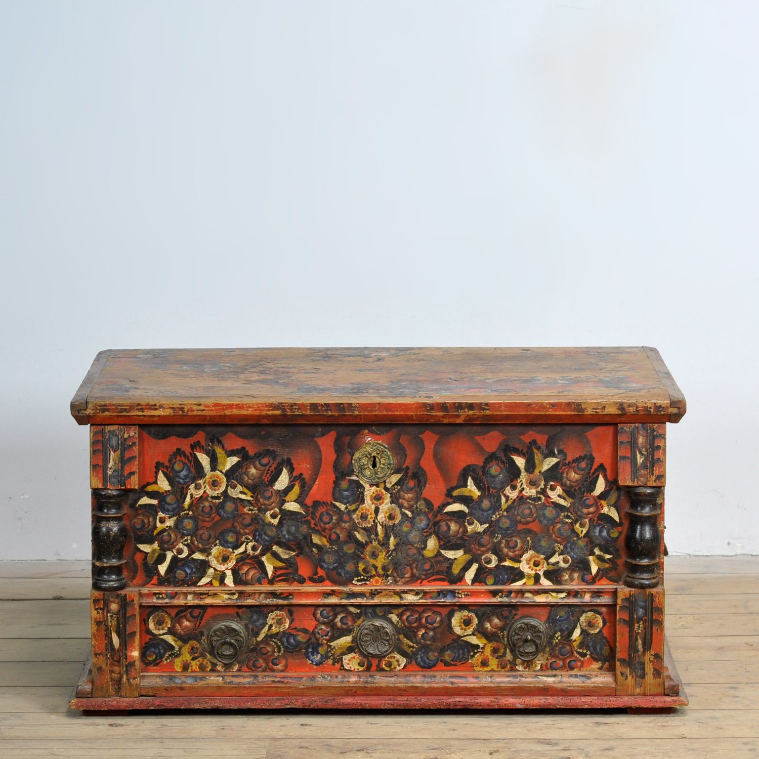 photo vinterior Folk Art Wedding Chest, Circa 1850