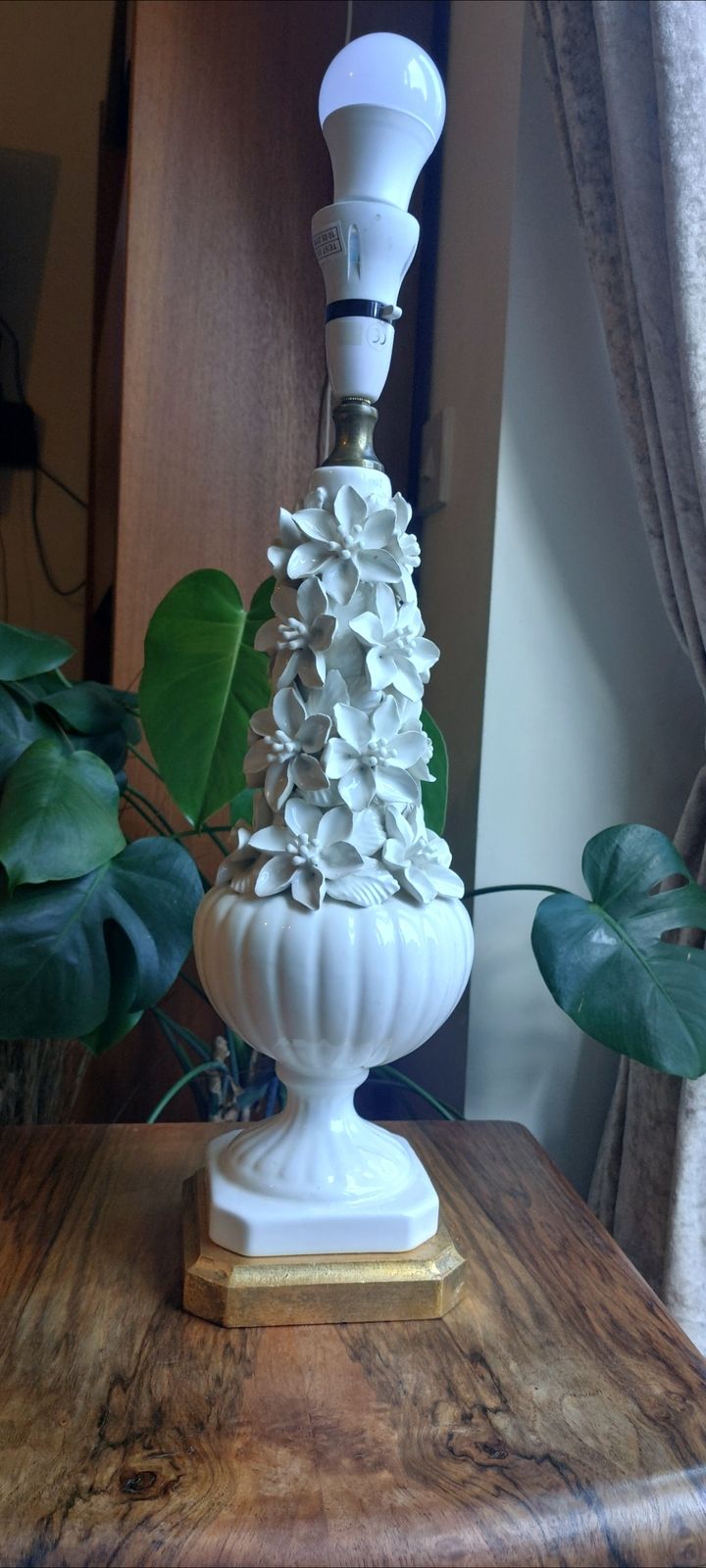 The Casa Pupo Vintage White Porcelain Ceramic Flower Table Lamp I