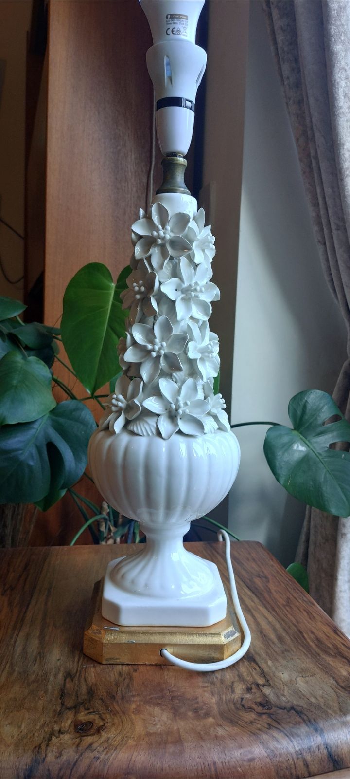 The Casa Pupo Vintage White Porcelain Ceramic Flower Table Lamp I photo for sale