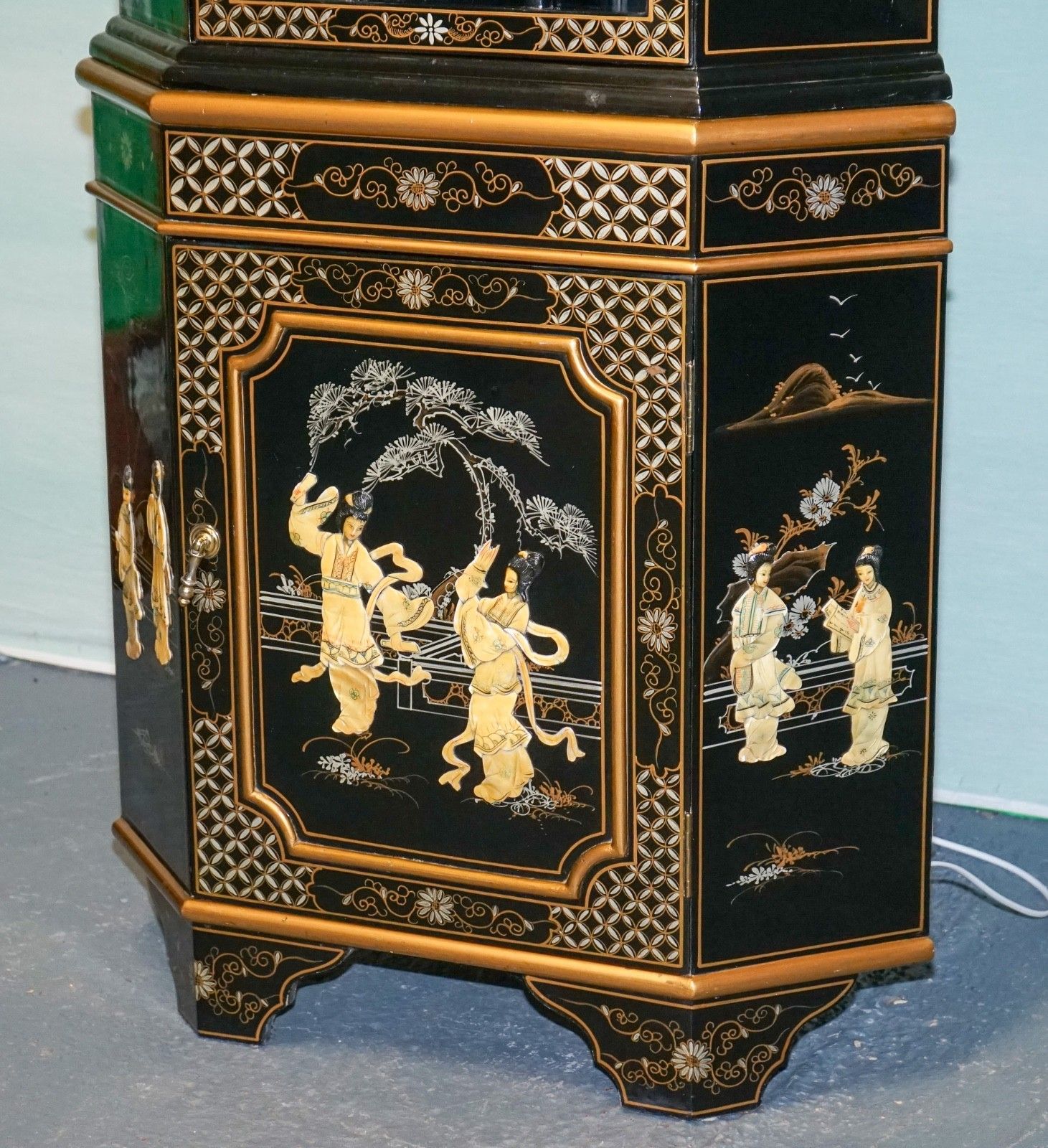 Elegant Vintage Black Lacquered Corner Cabinet Mother Pearl & Gilt Inlay photo 1250.0