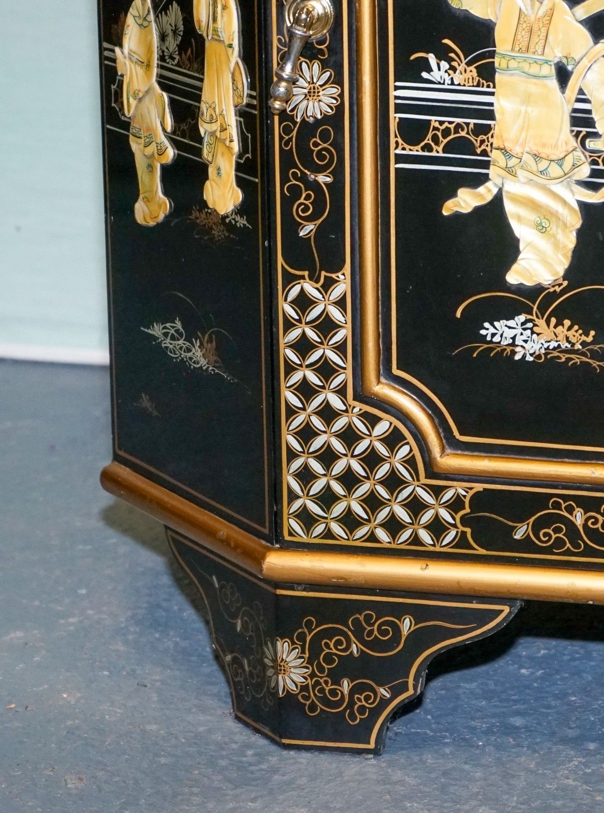 Elegant Vintage Black Lacquered Corner Cabinet Mother Pearl & Gilt Inlay photo buy