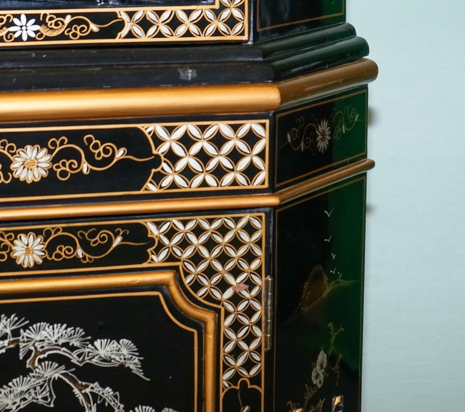 photo furniture Elegant Vintage Black Lacquered Corner Cabinet Mother Pearl & Gilt Inlay