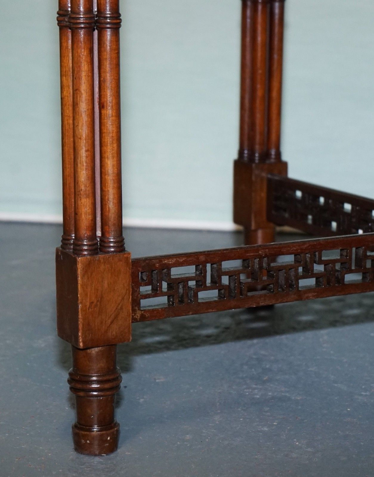 Late 19th Century Chippendale Style Round Occasional Table And Carved Stretchers photo vinterior