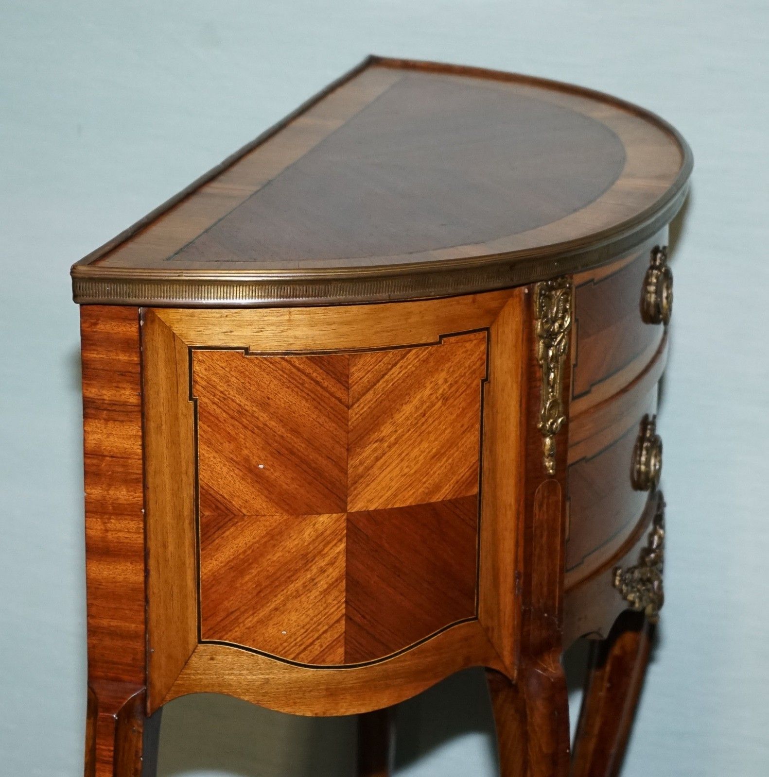 photo vintage Louis XV Style Marquetry Side Table Nightstand With Gilt Gold Mounts