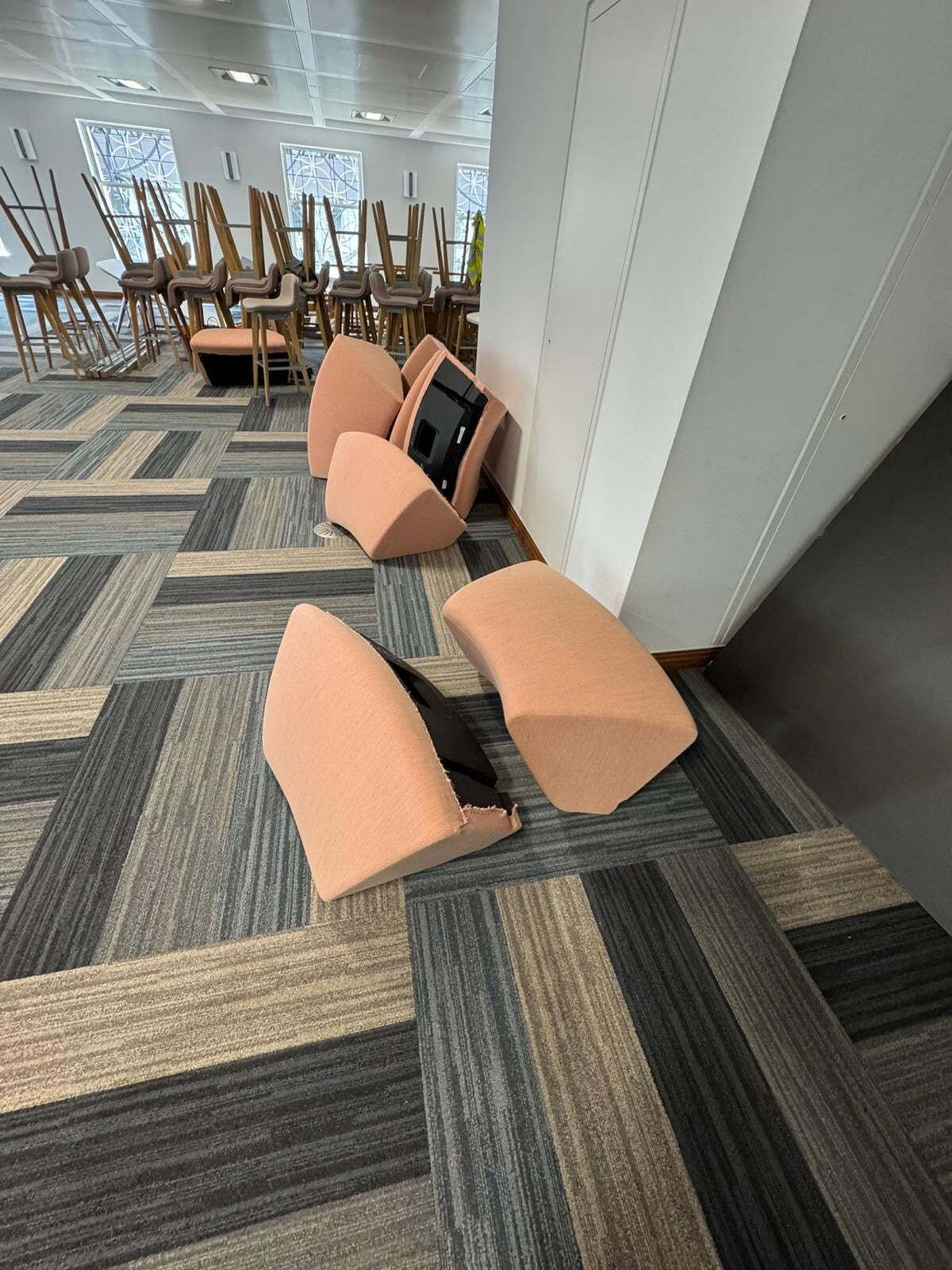 Boss Design Atom Curved Modular Reception/Breakout Sofa photo for sale
