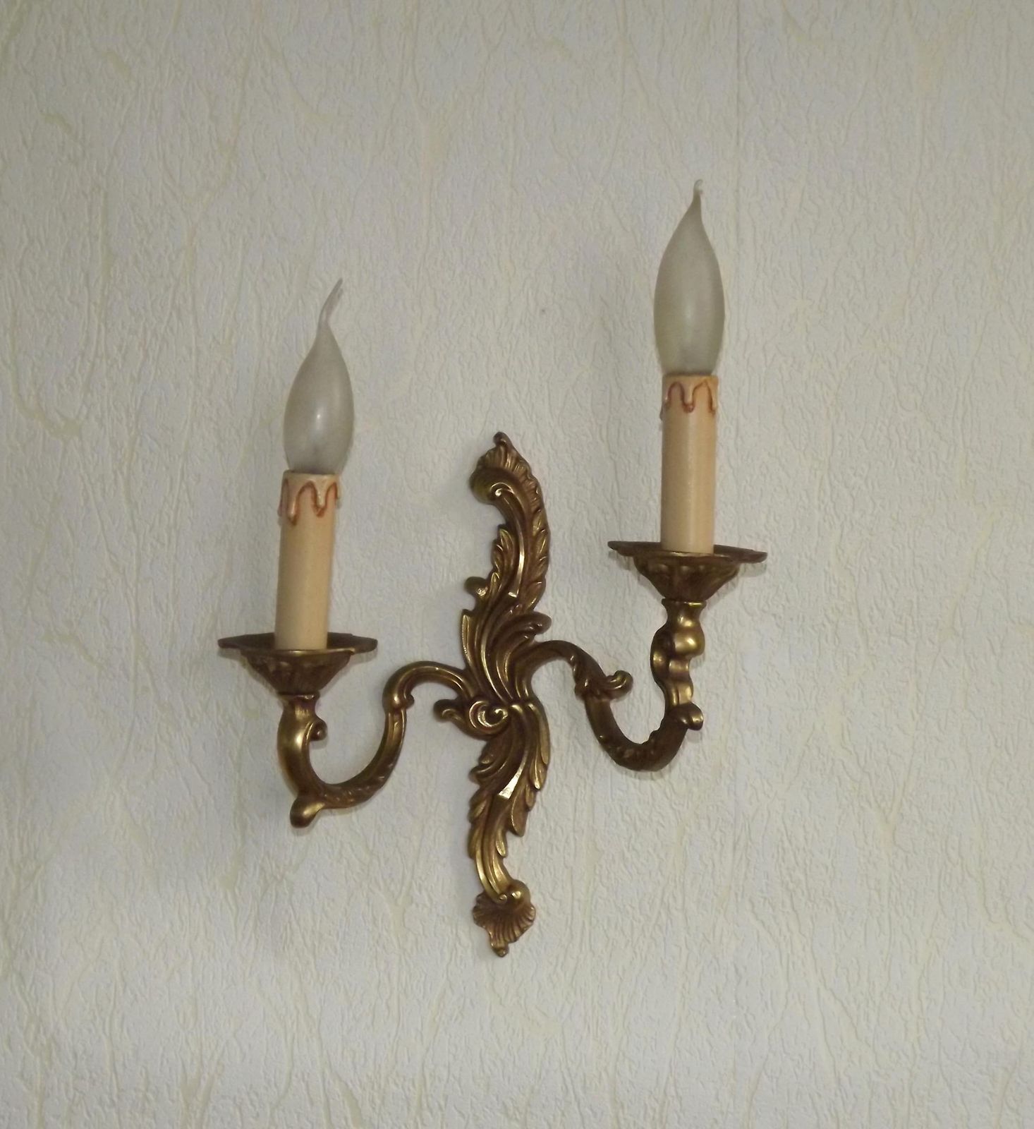 Grande applique murale double vintage française en bronze, à feuilles d'acanthe et bras décalés. Luminaires vintage français. Applique murale double en bronze.