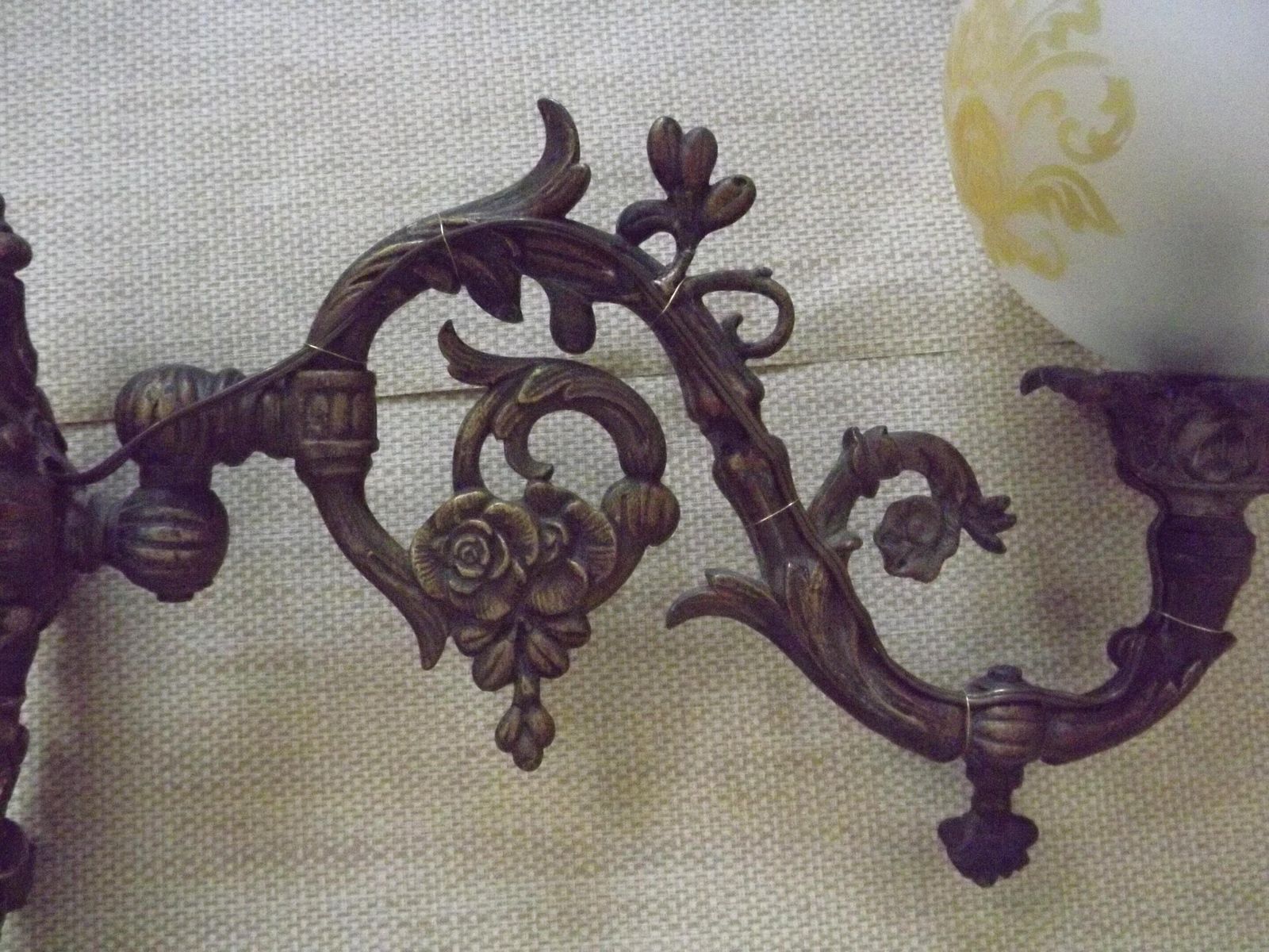 Geëlektrificeerde Franse Antieke Messing Gaswandlamp Met Bedrukt Glazen Kap – Victorian Stijl Verlichting | Franse Antieke Lamp | Antieke Wandlamp photo vintage