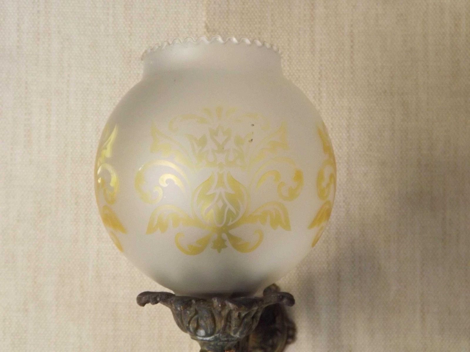 photo for sale Geëlektrificeerde Franse Antieke Messing Gaswandlamp Met Bedrukt Glazen Kap – Victorian Stijl Verlichting | Franse Antieke Lamp | Antieke Wandlamp