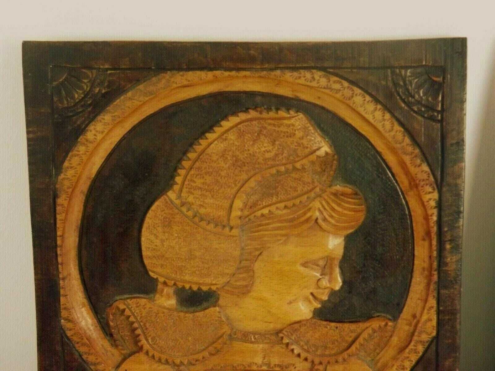 Paire de plaques murales bretonnes en bois, art populaire, homme et femme en costume traditionnel   Vintage français. Sculptures sur bois. Art populaire. Plaques murales photo vintage