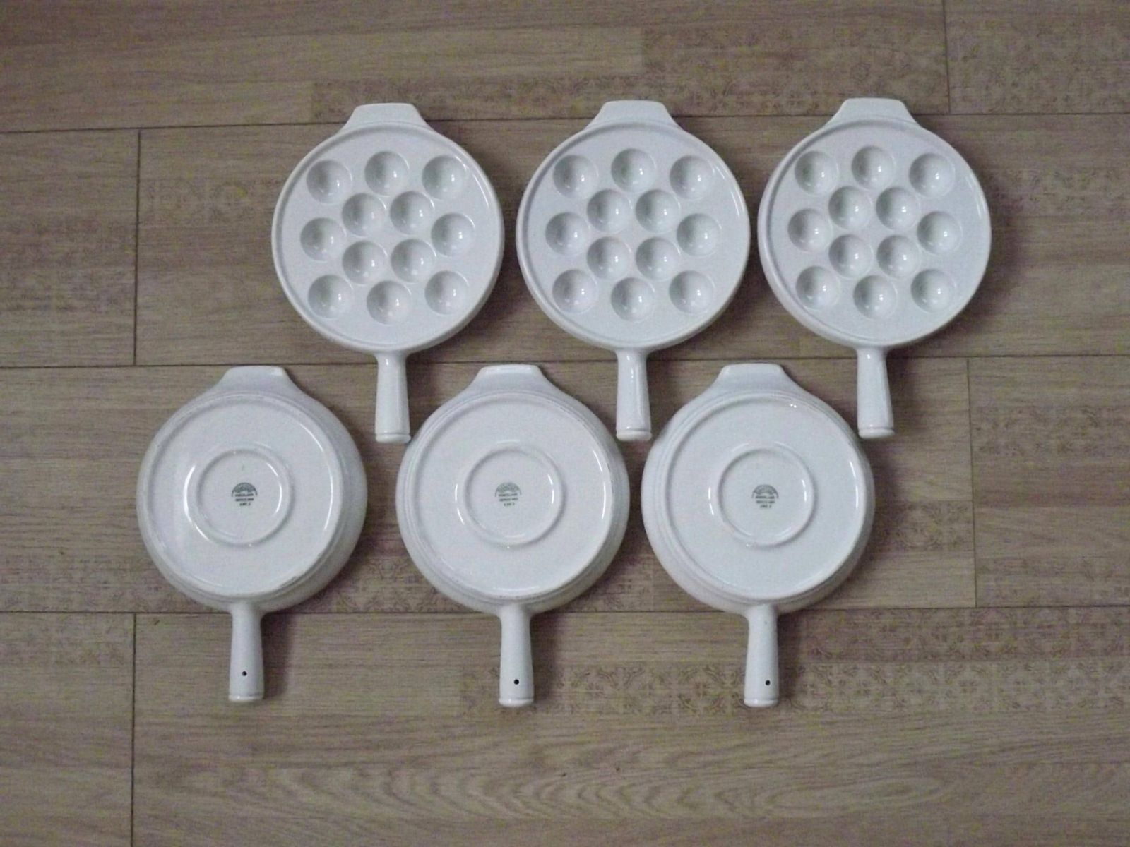Lot de 6 plats à escargots Pillivuyt France en porcelaine blanche, 12 cavités, avec poignées - Lot de 6 plats à escargots 12 cavités ; plat à escargots en porcelaine blanche photo for sale