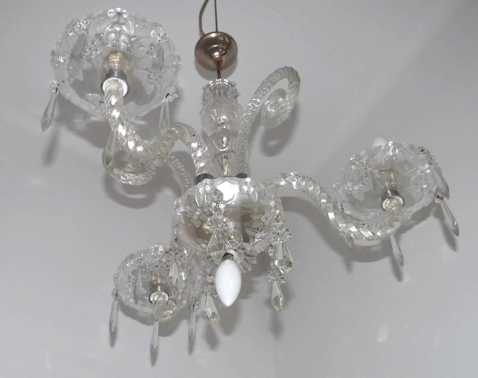 Lustre français d'époque à 3 bras et 4 lumières, verre et cristal torsadé   Luminaires français d'époque. Lustre en verre et cristal torsadé. photo for sale