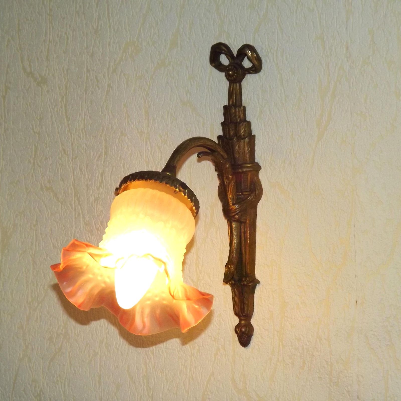 Applique murale de style Empire français en bronze, rubans et nœuds, abat-jour en verre froncé - Luminaire d'époque français. Applique Empire française. Abat-jour froncé photo furniture