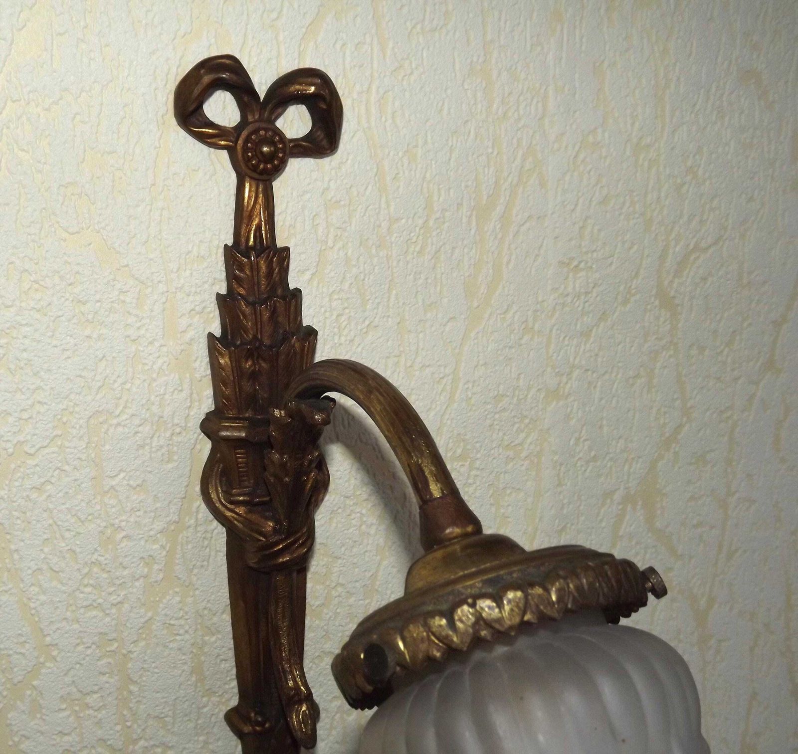 Applique murale de style Empire français en bronze, rubans et nœuds, abat-jour en verre froncé - Luminaire d'époque français. Applique Empire française. Abat-jour froncé photo vinterior