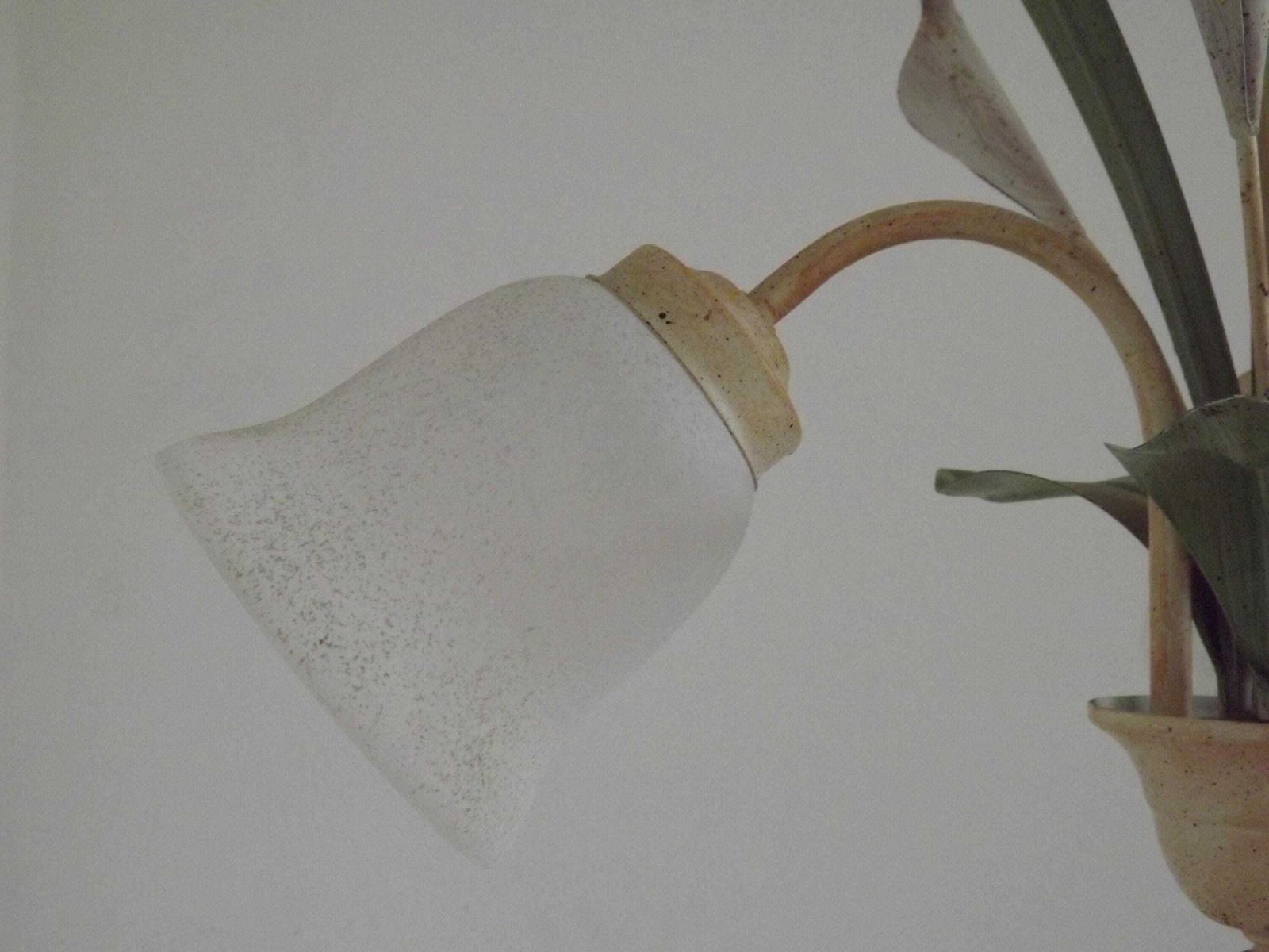 Franse Vintage Drielamps Lavendel Lelie Toleware Hanglamp Met Getextureerde Glazen Kappen — Franse Vintage Verlichting. Vintage Toleware Hanglamp. photo vintage