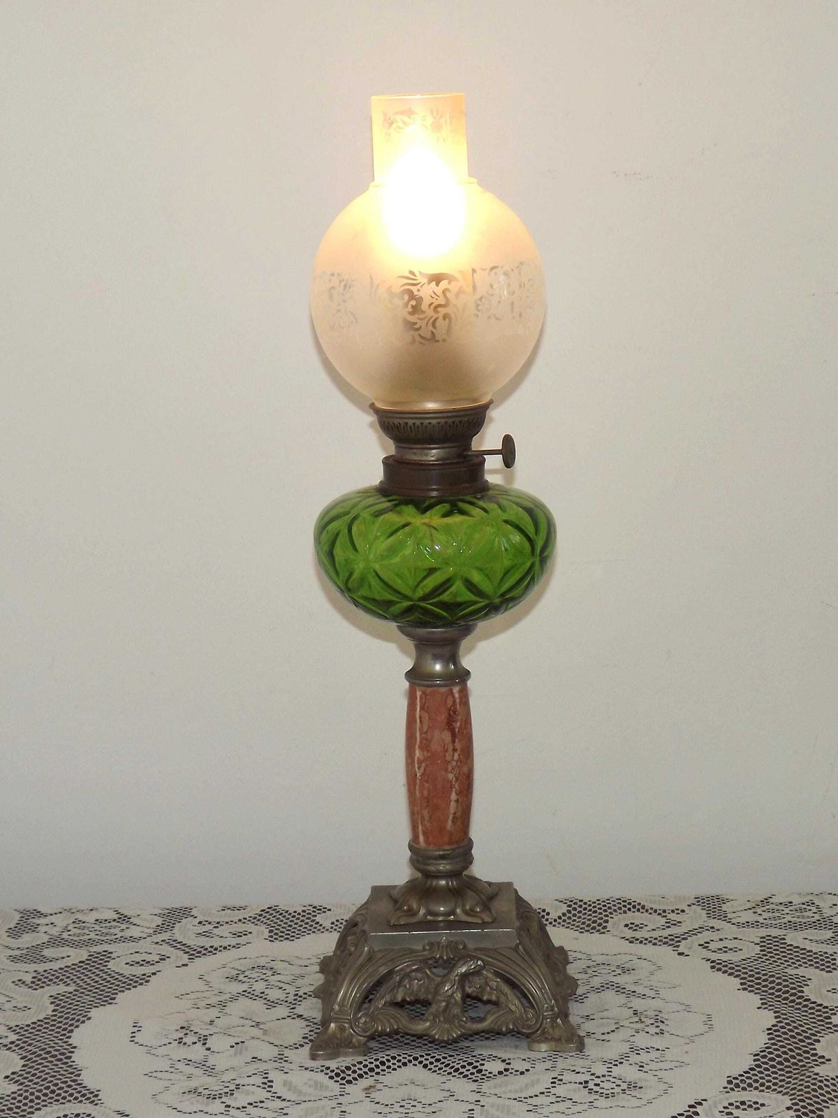 Lanterne-lampe d'époque française, vasque en verre vert, abat-jour fleuri, cheminée et socle carré en métal argenté à aigles. Luminaires d'époque français. photo for sale