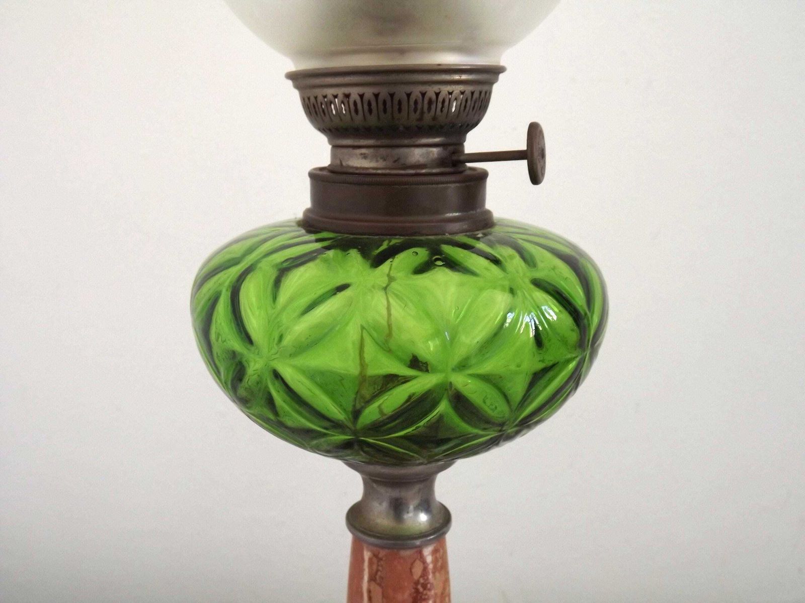 Antieke Franse Lantaarnlamp – Groene Glazen Schaal, Bloemvormige Kap En Tuit, Zilveren Metalen Voetstuk Met Adelaarmotief. Frans Antiek Verlichtingsstuk. photo vinterior