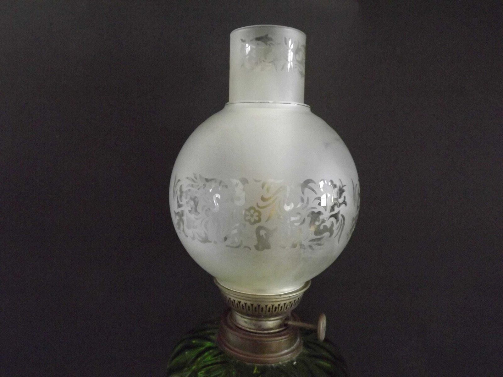 photo furniture Antieke Franse Lantaarnlamp – Groene Glazen Schaal, Bloemvormige Kap En Tuit, Zilveren Metalen Voetstuk Met Adelaarmotief. Frans Antiek Verlichtingsstuk.