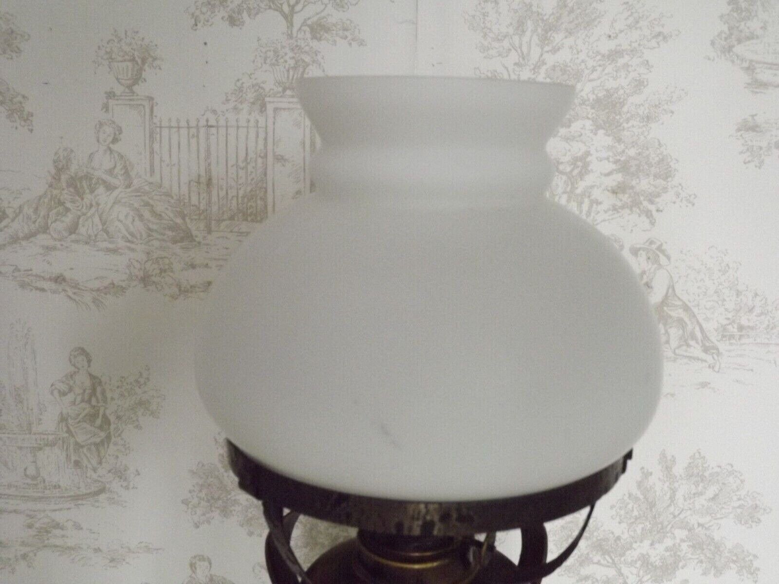 Lampe de table de style lanterne de campagne française, socle en cuivre et fer, abat-jour en verre blanc opaque, 6 éclairages vintage français. Lampe de table. photo Luminaires