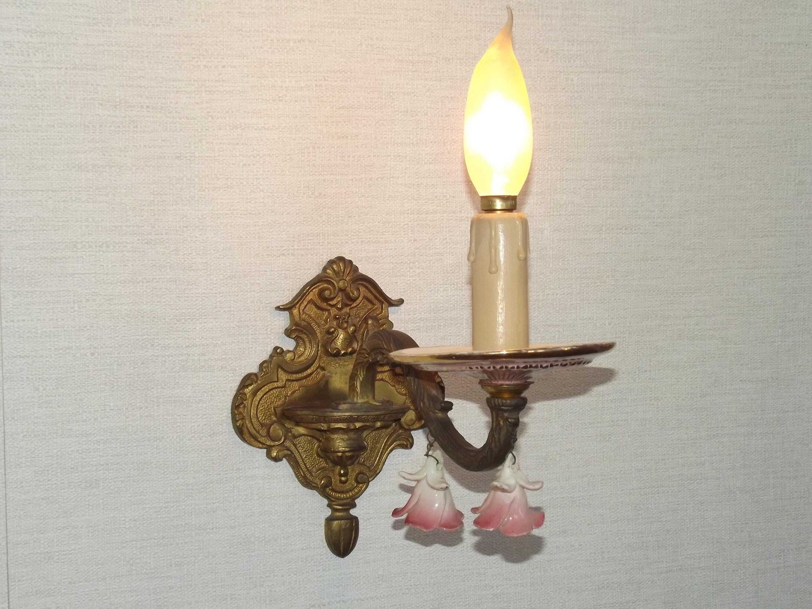 Applique murale d'époque française en bronze, avec accents en porcelaine rose et or - Applique murale d'époque française. Roses en porcelaine suspendues.