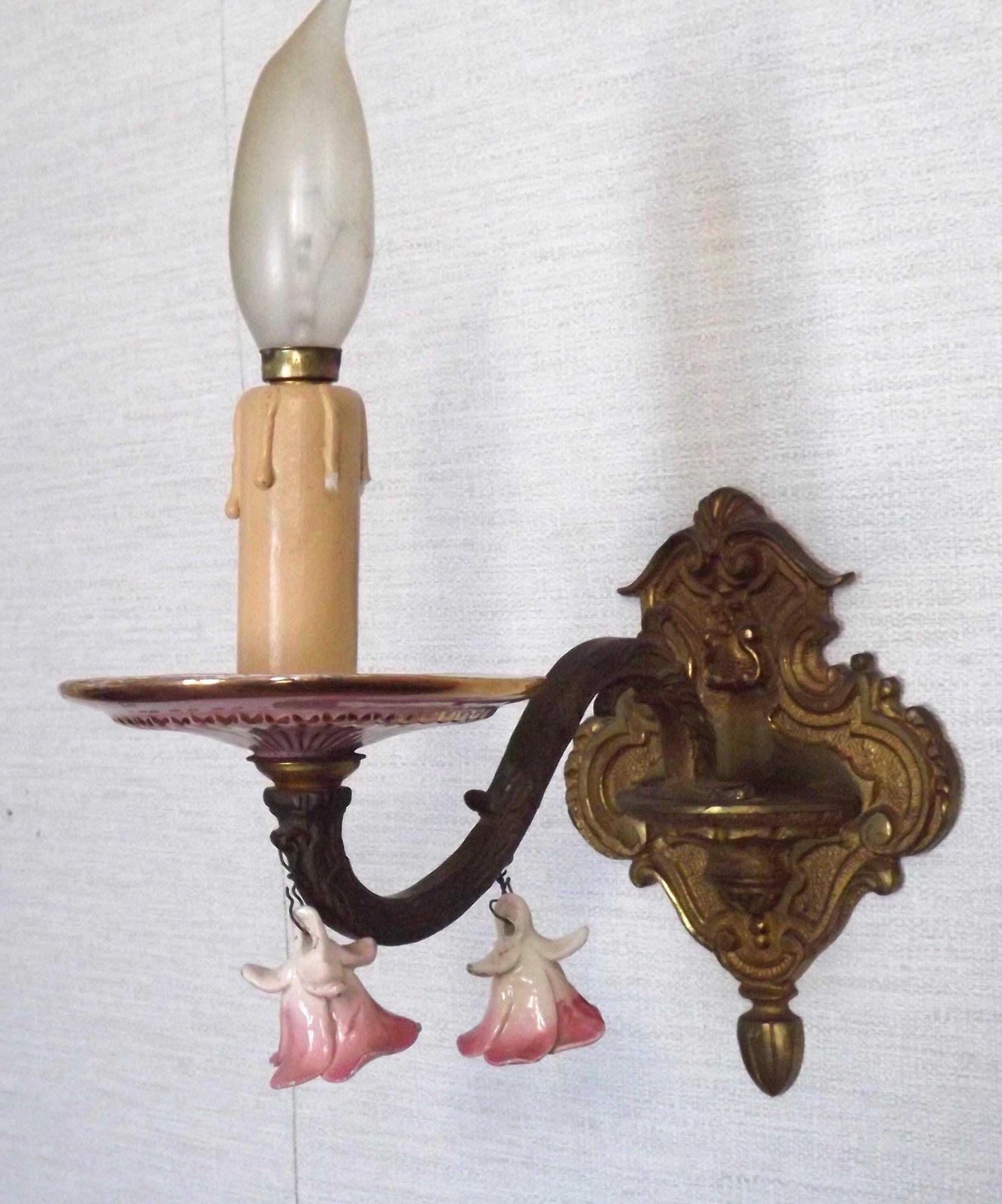 Applique murale d'époque française en bronze, avec accents en porcelaine rose et or - Applique murale d'époque française. Roses en porcelaine suspendues. photo furniture