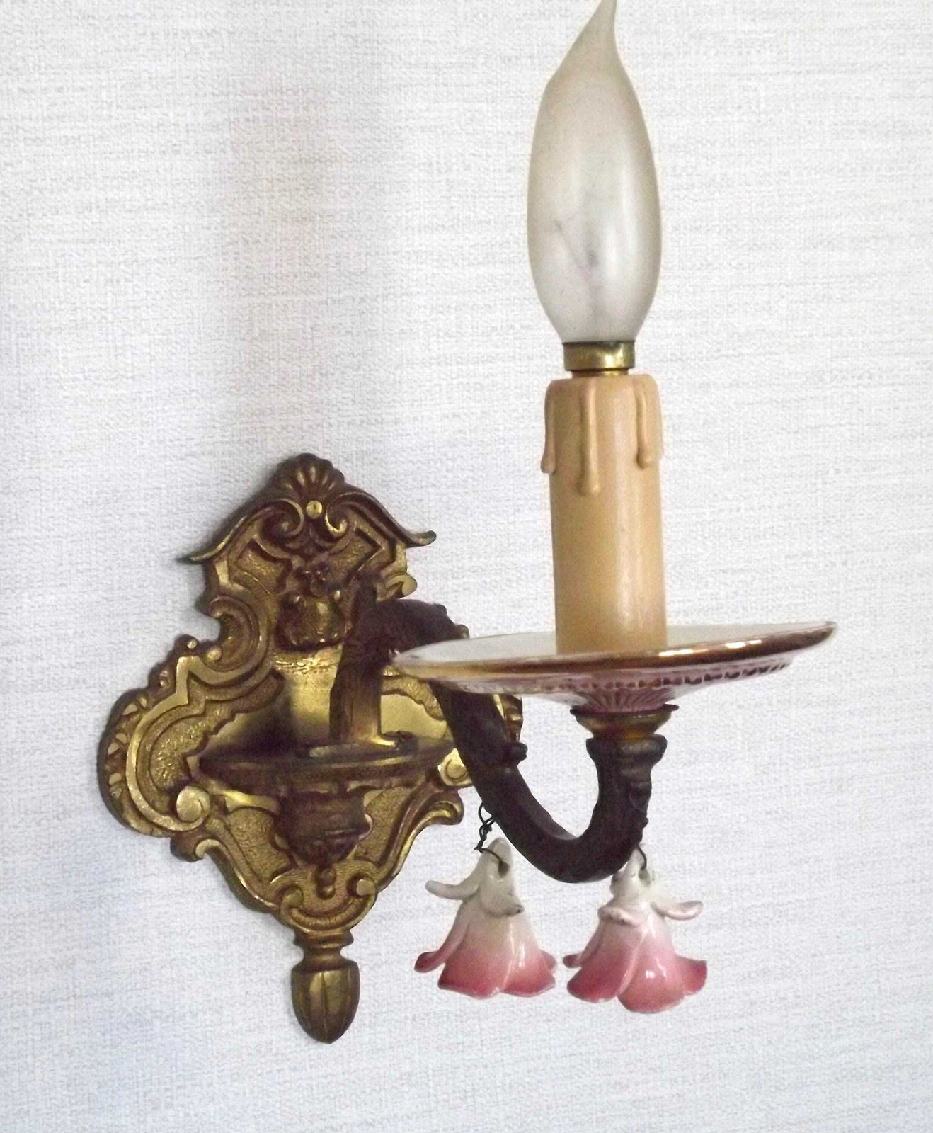 Applique murale d'époque française en bronze, avec accents en porcelaine rose et or - Applique murale d'époque française. Roses en porcelaine suspendues. photo 119.0