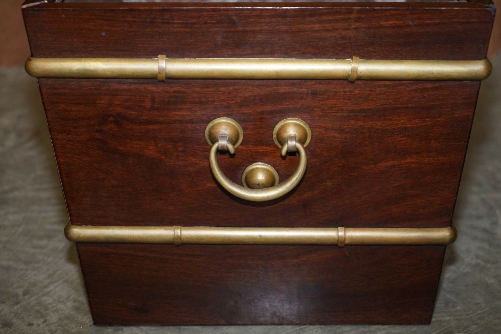 photo furniture Antique Georgian Mahogany & Brass Wine Bucket With Military Campaign Handles