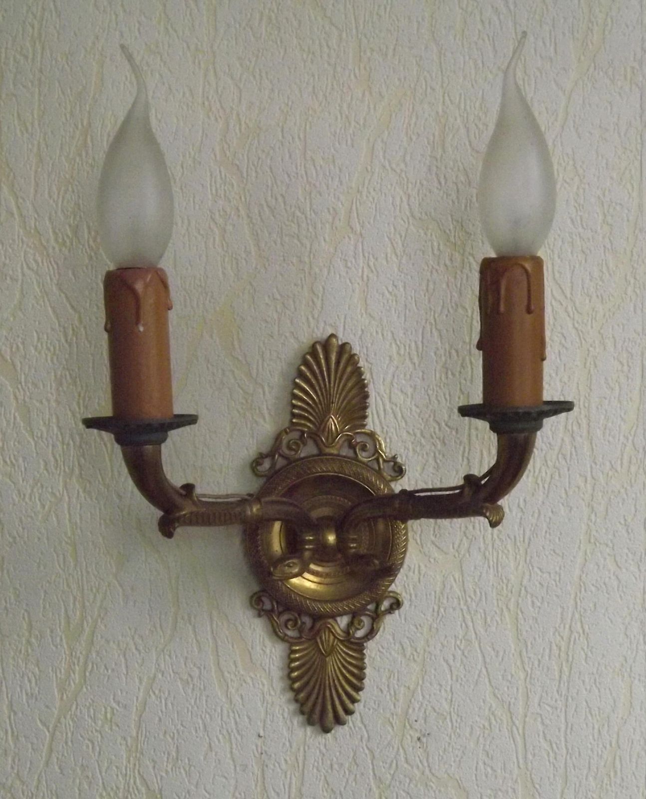 Applique murale double d'époque Empire, bronze, détails d'éventail et de cygne, France   Luminaires d'époque français. Applique double Empire. Luminaire en bronze. photo furniture