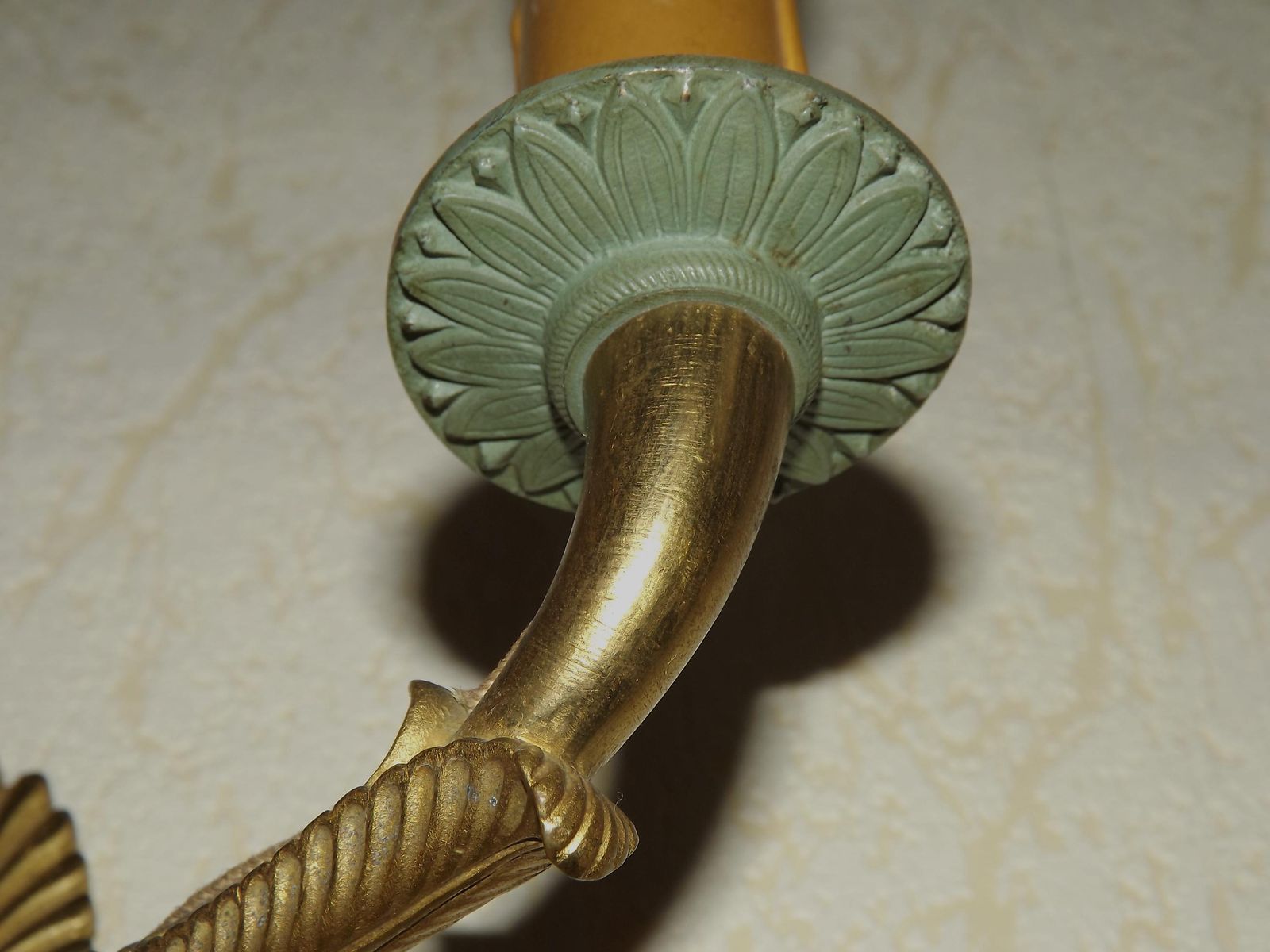 Applique murale double d'époque Empire, bronze, détails d'éventail et de cygne, France   Luminaires d'époque français. Applique double Empire. Luminaire en bronze. photo vintage