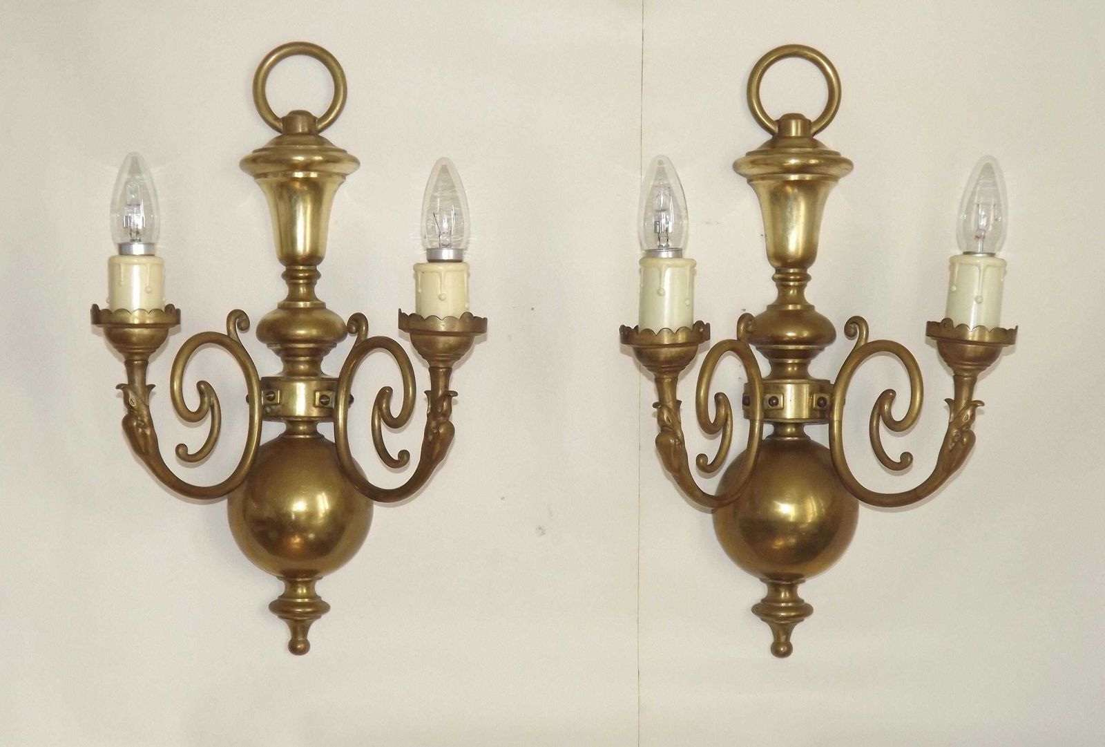 Paar Grote Franse Empire Messing Wandlampen Met Zwaandetail En Opaalglazen Kappen – Vintage Franse Verlichting. Paar Wandarmaturen. photo for sale