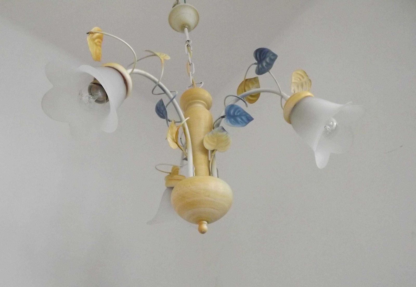 Vintage Franse Toleware Hanglamp Met 3 Lichtpunten – Blauwe & Gele Bladeren, Bloemenvormige Opaalglaskapjes | Franse Vintage Verlichting. Hanglamp Met 3 Lichtpunten. photo Verlichting