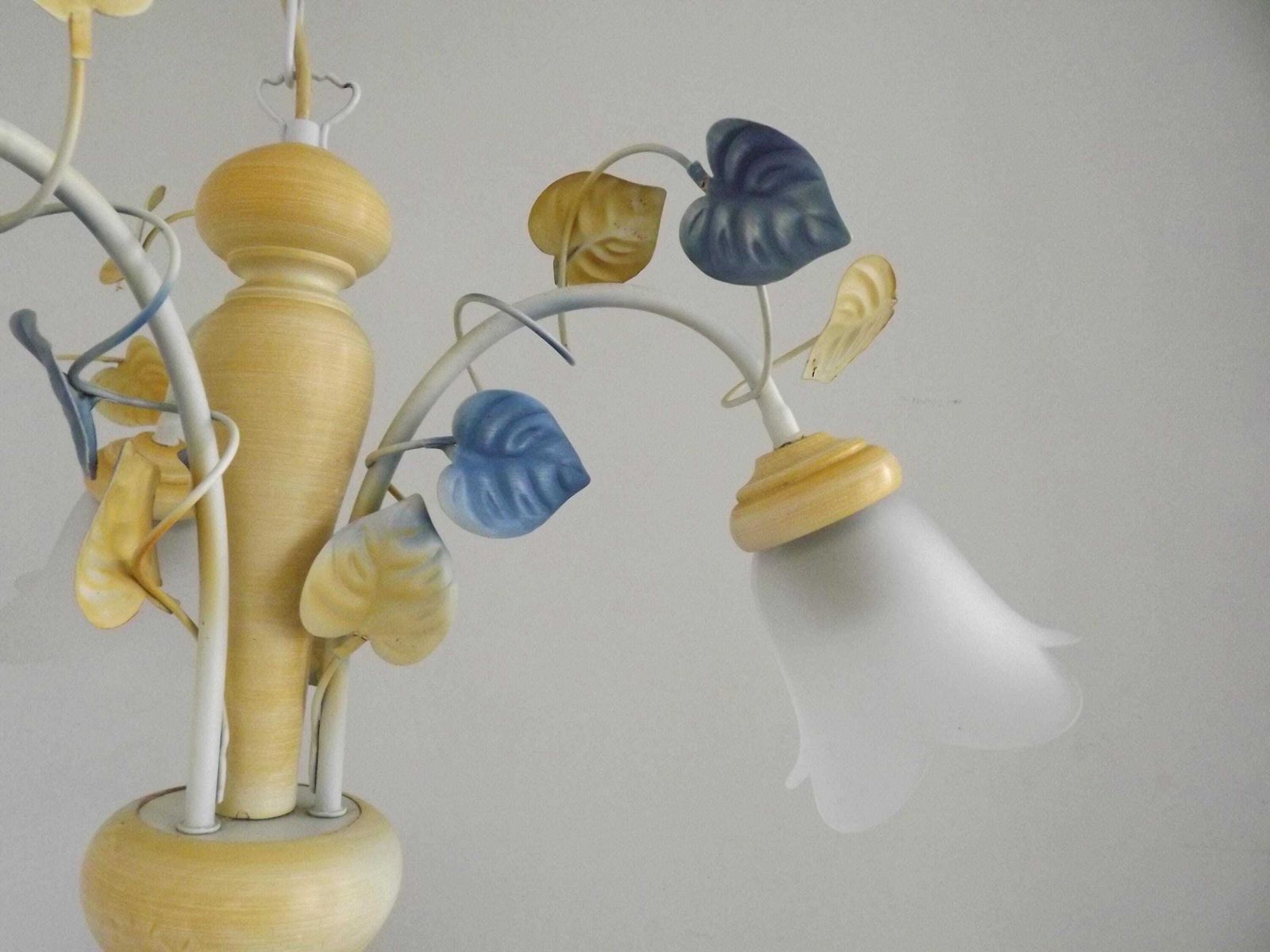 Vintage Franse Toleware Hanglamp Met 3 Lichtpunten – Blauwe & Gele Bladeren, Bloemenvormige Opaalglaskapjes | Franse Vintage Verlichting. Hanglamp Met 3 Lichtpunten. photo vintage