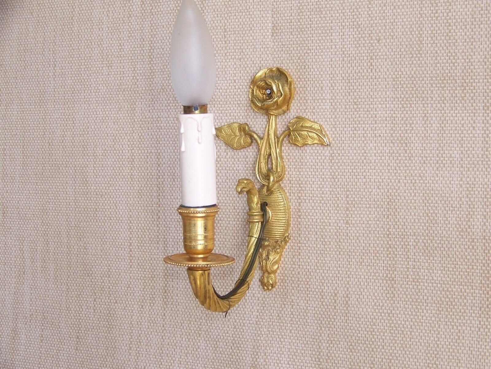 Applique murale vintage Empire à une lumière en laiton moulé, éclairage d'époque français. Applique à décor de rose et d'aigle.